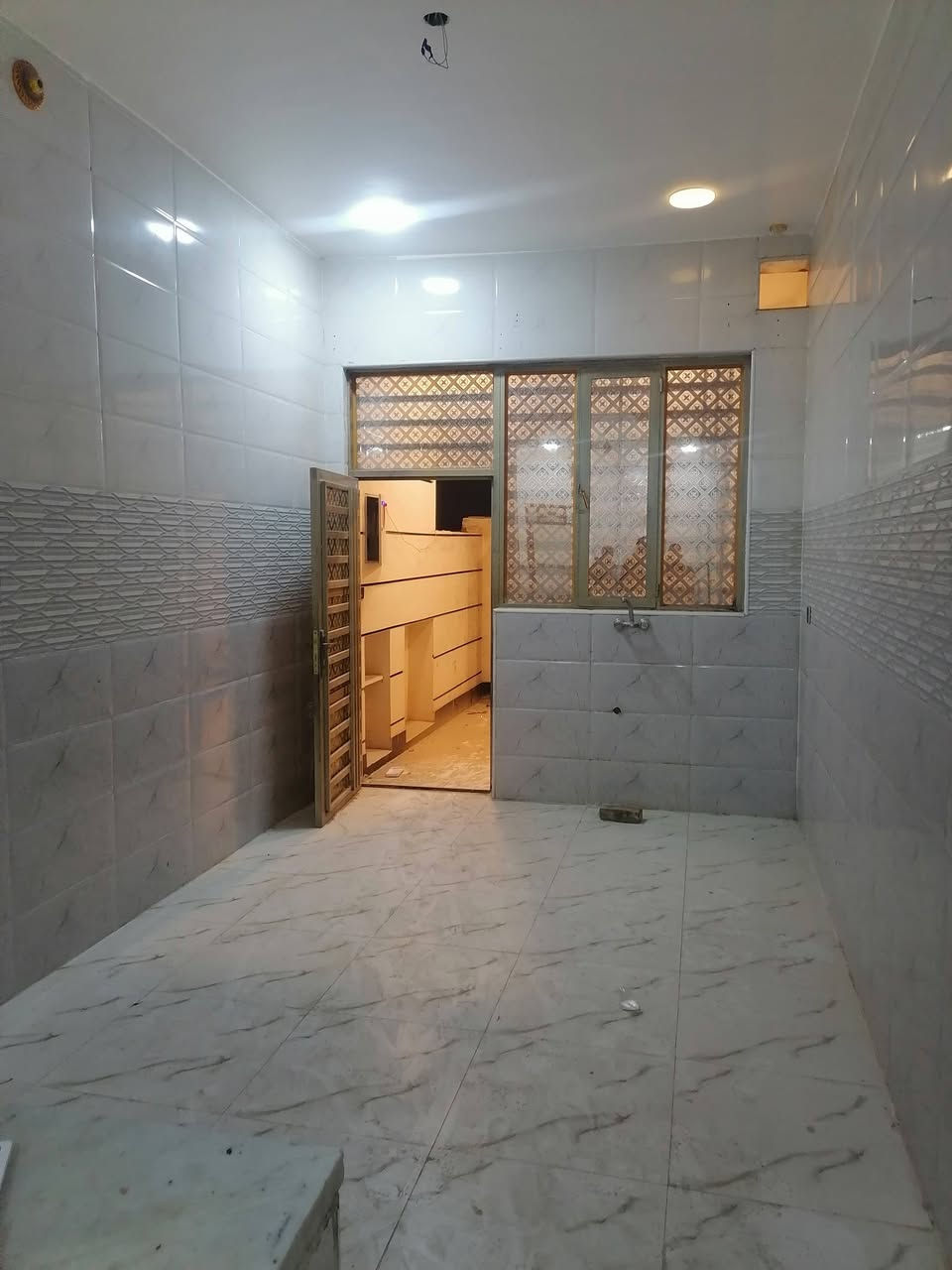 بيت لبيع مساحه ١٤٠م با مغربه شارع فرن تاج الدين قاط ونص بناء جديد كونكريت 
يتكون من مطبخ و ستقبال و صاله غرفه صحيات داخليه وخارجيه
قاط ثاني غرفه وصاله مفتوحه
*********** السعر ١٦٥

