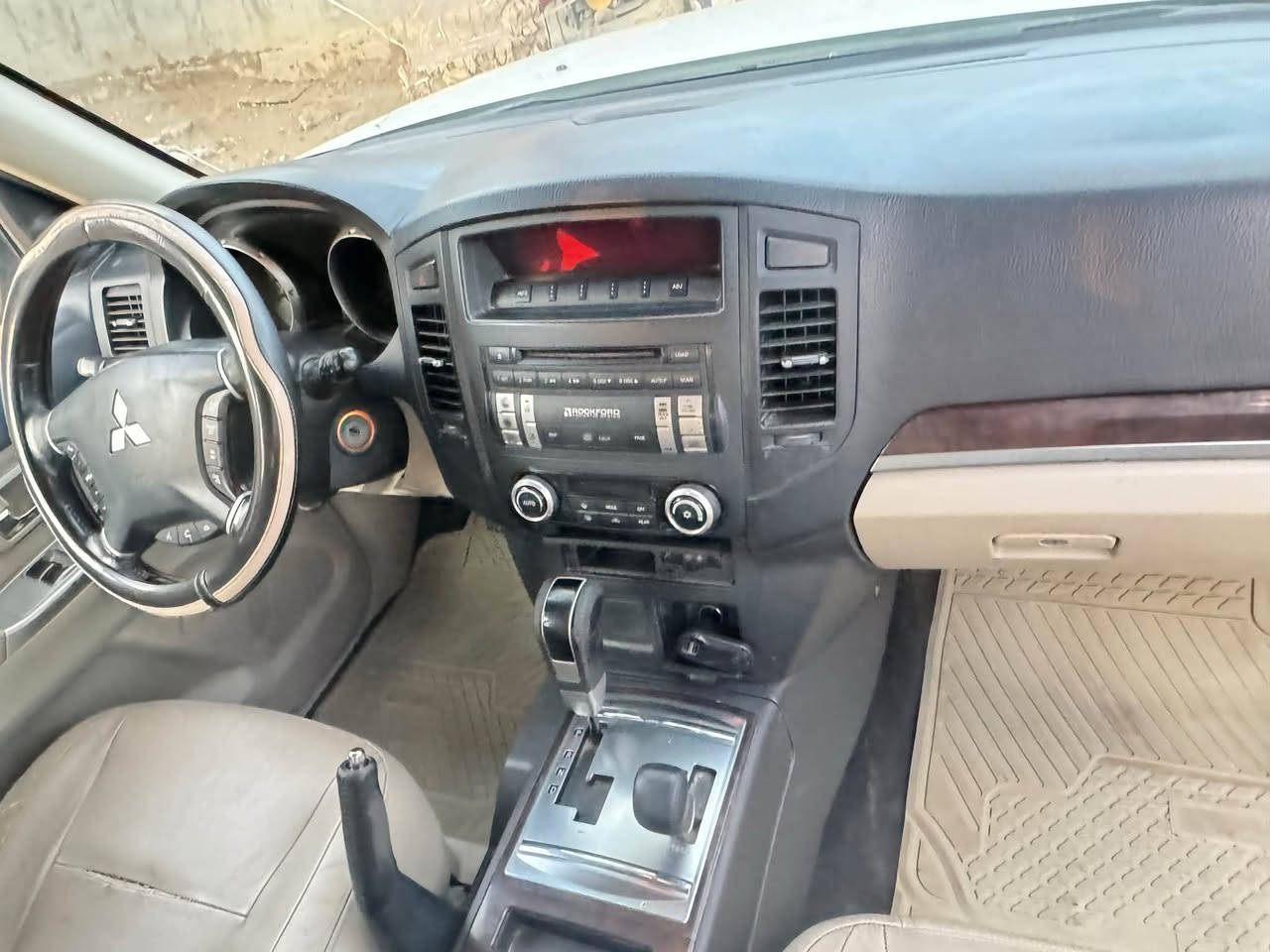 السلام عليكم باجيرو حبتور مديل 14 مكينه 3500وكير مكفولات ماشيه 190رقم بغداد فتحه تحكم بلستيرن اشاير بلمري تخم تاير السياره مكفوله والسونار مالها بلمنشور 150 $وبيه مجال بسيط ***********
