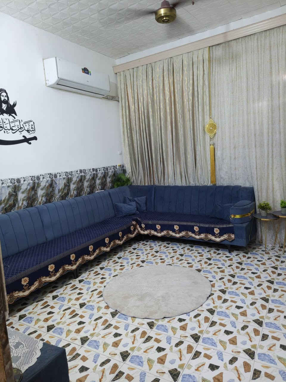 دار للبيع جسر ديالى الكرغوليه قرب بيت ابو نوري السوداني  يحتوي 
غرفه فوك وغرفه جوه وصاله واستقبال وترك خلفي وحمام داخلي  وحمام خارجي  ومطبخ 
للتواصل ***********
