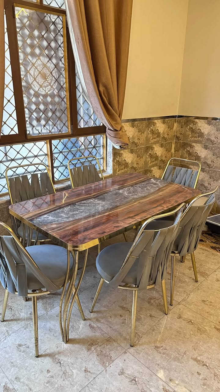 ميز طعام اخو الجديد نظيف جدا ٦ كراسي سعرة ٢٠٠ وبي مجال بعد للشراي للتواصل ***********
