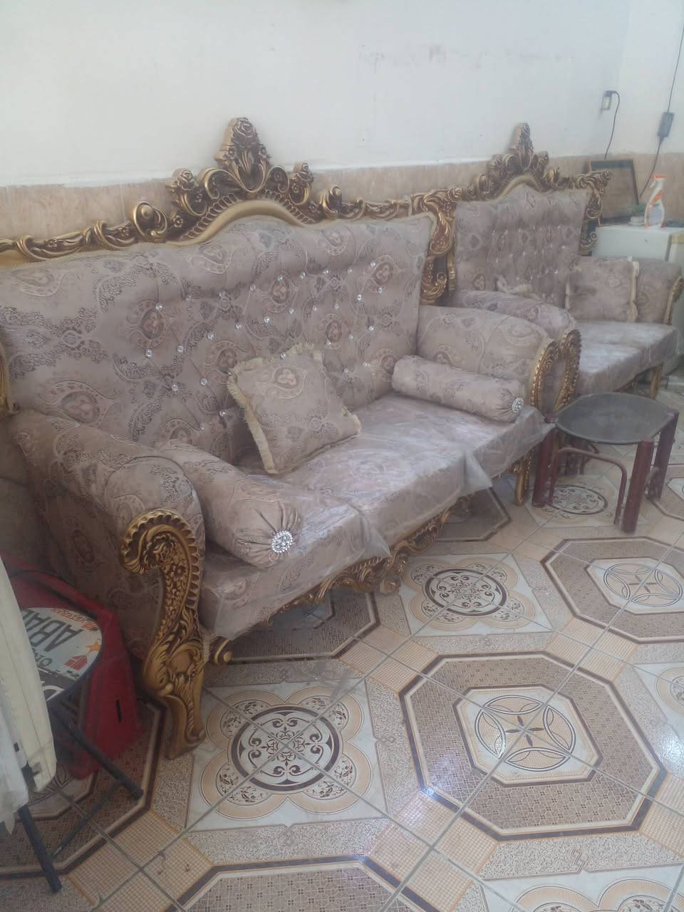 طخم ملكي للبيع السعر ٤٠٠ ألف هاتف ***********
