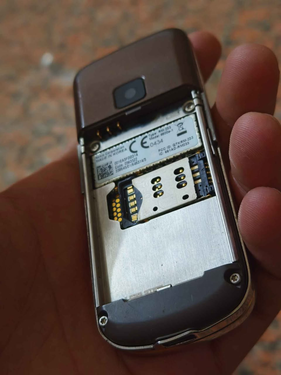 سلام عليكم ❤️
​للبيع هاتف الكلاسيك الفاخر Nokia 8800 Arte (GIVORI Edition) أصلي، من أندر وأرقى الأجهزة الفخمة والمخصصة لعشاق القطع النادرة والمقتنيات المميزة.
​• المواصفات والتصميم: شلايدر (سحب) كلاسيكي، مع لمسات شركة GIVORI الفاخرة المطعمة بجلد الطبيعي الفخم (نقشة الأفعى/الزواحف) مع لمسات ذهبية وهيكل ستانلس ستيل بحالة ممتازة.
• الحالة: الجهاز أصلي 100% (صنع في كوريا - Made in Korea) وبحالة ممتازة شغال كفالة.
• الملحقات: البيع للجهاز فقط بدون ملحقات.
• الموقع: بغداد (يتوفر توصيل داخل بغداد ولجميع المحافظات).
​للتواصل والاستفسار (اتصال أو واتساب حصراً):
***********
​(ملاحظة: الرجاء التواصل للجادين فقط والعارفين بقيمة الجهاز وندرته ❤️) بغداد, العراق
