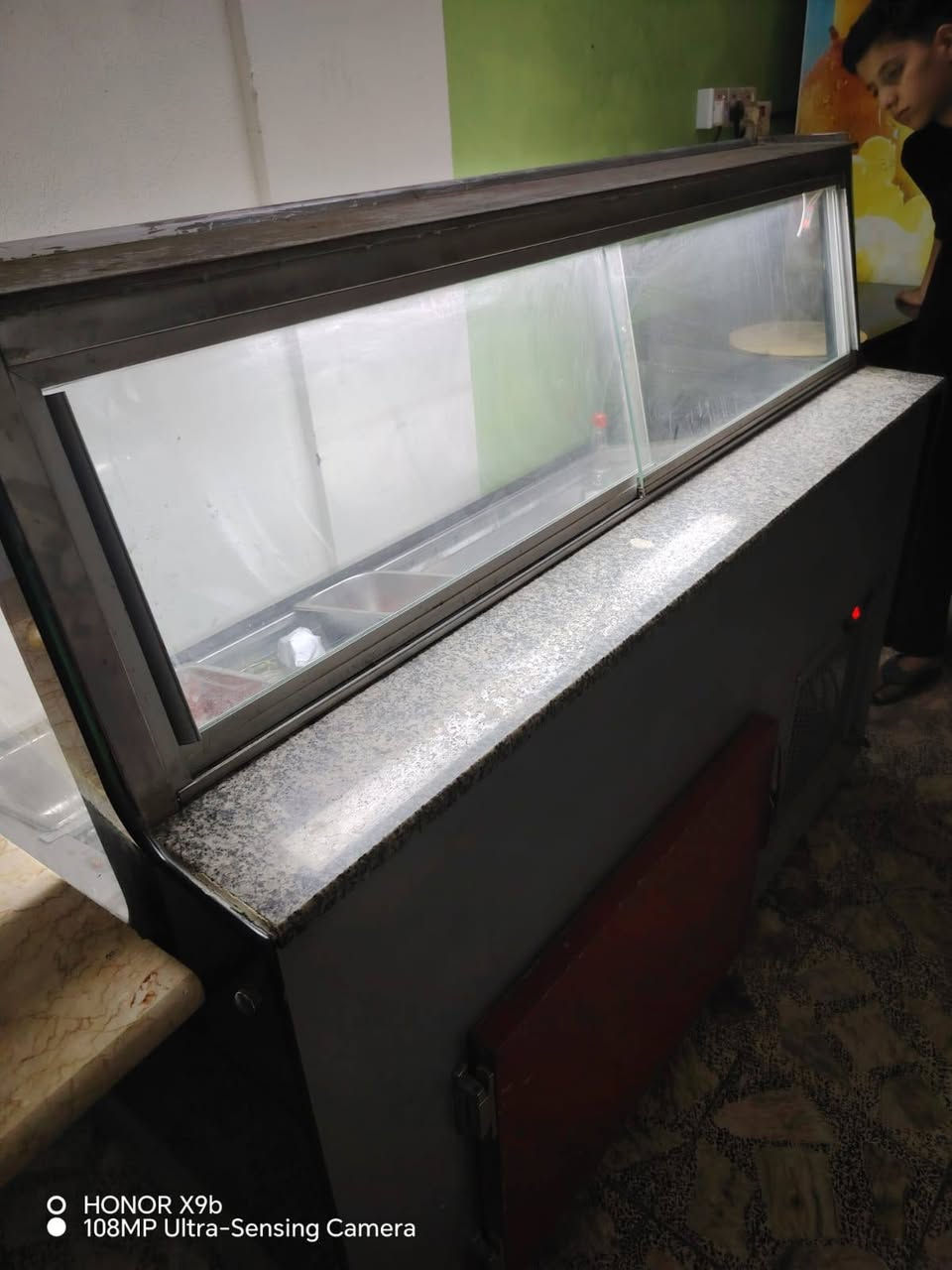 براد عرض مقبلات حجم كبير 1.5×90 نظيف وشغال.  البيع مستعجل  الموقع الديوانيه العسكوري مقابل الملعب السعر 700  وبي مجال قليل  للشراي  *********** علما ان التصوير. بالمباشر. بالواقع احله بهواي

نص مكتوب في الصور:
- O HONOR X9b 108MP Ultra-Sensing Camera
- O HONOR X9b
- 108MP Ultra-Sensing Camera
- HONOR X9b