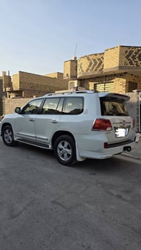 لاندكروز • ٢٠١٣ • انكليزي