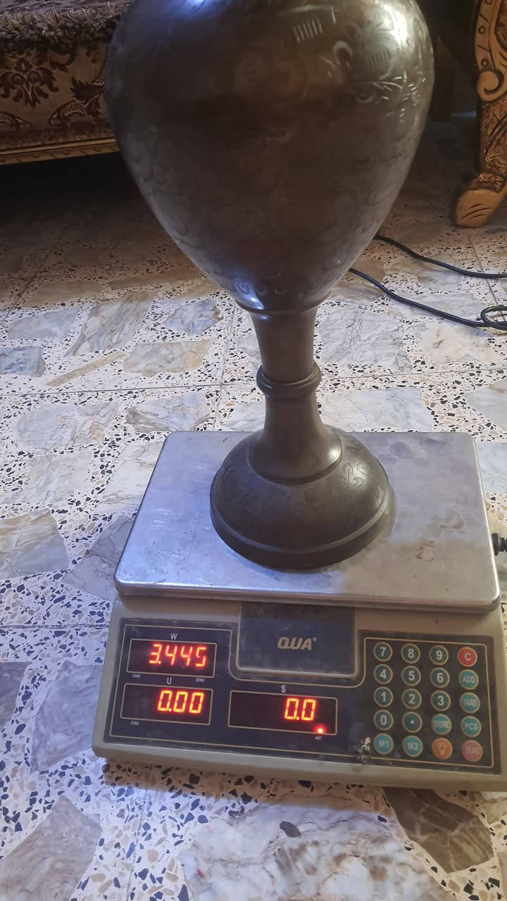 انتيكه فاز  نحاس  قديم الارتفاع ٦٠ والعرض  الوصط ٣٠ الوزن  ٣كيلوونص  التواصل ***********ابو علي  السعر ١٠٠ الف
