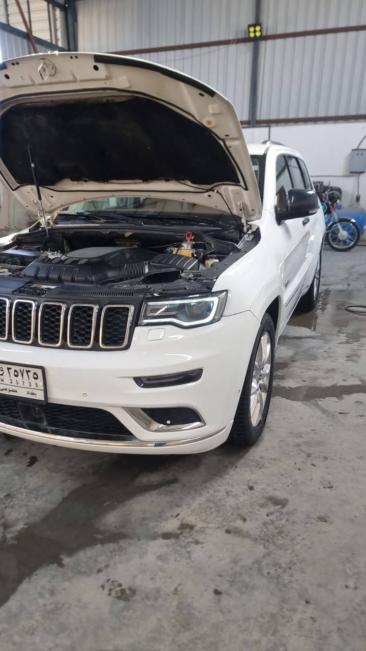 🌹🌹تحية طيبة 🌹🌹
جيب غراند شيروكي سوميت (Jeep Grand Cherokee Summit) موديل 2015 خليجي  فول مواصفات 🚗

السيارة بنظافة ممتازة ومواصفات السوميت الأصلية العالية (أعلى فئة).

المواصفات العامة والمحرك:

 الموديل: 2015

 الفئة: سوميت (Summit) أصلية

 المحرك: 8 سلندر، سعة 5700 سي سي (Hemi 5.7L) - محرك قوي وجبار

 اللون: أبيض 

 الرقم: بغداد خصوصي

المواصفات والاضافات:

 نظام الجكات الهيدروليك: (Quadra-Lift) تحكم بارتفاع وانخفاض السيارة لاغي السياره حاليا نظام دبل عادي 

 أنظمة الأمان والرادار: رادار أمامي تفاعلي، تنبيه تصادم، تحديد مسار، ونظام اطفاء السلندرات للاقتصاد بالوقود (ECO)

 الترفيه: شاشات خلفية أصلية بلاد للمقاعد الخلفية مع شاشة أمامية كبيرة تدعم الخرائط والـ Bluetooth وباقي الأنظمة.

 السقف: بانوراما كاملة

 الداخلية: جلد قرميدي ، تدفئة وتبريد بالكراسي، مع إضاءة عتبات الأبواب الترحيبية بكلمة (SUMMIT) باللون الأزرق 

 المظهر الخارجي: ويل كروم كبير الأصلي الخاص بفئة السوميت، لايتات زينون وLED نهارية مميزة، مع حساسات أمامية وخلفية وكاميرا.

حالة السيارة

 الحادث: صبغ شي بسيط مقدمة الجاملغ الأيمن فقط 

 باقي السيارة: مكفول بالكامل (الباقي كفالة عامة).

 السيرفس: السيارة مسوايلها سيرفس كامل وجاهزة من كلشي (حدادية كاملة جديدة، تايرات  جديدة، محرك مفتوح  وما تحتاج أي مصاريف

أضافة الى منظومة غاز )

سعرها 190 بيع فقط 

مكان السياره محافظة واسط 

اي استفسار الاتصال على 

*********** 

***********
