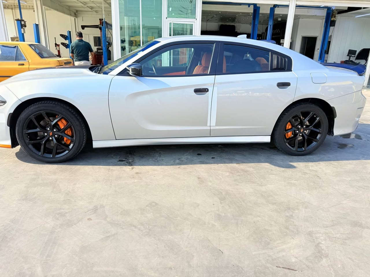 🔥🔥 للبيع — DODGE CHARGER GT 2021 | SUPER TRACK PAK 🔥🔥

بدون ايرباك السيارة جديدة والحادث موضح بالصور 

إذا تبحث عن تشارجر تجمع بين القوة، الهيبة، الفخامة والشكل الرياضي… هاي السيارة مختلفة بكل تفاصيلها، ومجهزة بتفاصيل إضافية تخليها مميزة عن الـGT الاعتيادية. 🖤🧡

🇺🇸 DODGE CHARGER GT — SUPER TRACK PAK

⚙️ المواصفات:
• موديل 2021
• فئة GT
• Super Track Pak
• محرك 3.6L Pentastar V6
• قوة 300 حصان
• عزم 358 نيوتن.م
• ناقل حركة أوتوماتيك 8 سرعات
• نظام Sport Mode
• Performance Pages
• نظام تعليق رياضي
• بدالات تبديل على المقود
• فتحة هواء رياضية على غطاء المحرك
• فرامل وأطارات Performance

🏁 تجهيزات إضافية:
💡 منظومة زينون كاملة بقيمة تقريبية 500 ألف دينار
🔊 نظام صوتي Alpine بجودة صوت عالية وتجربة صوتية مميزة
🖤 جنوط رياضية سوداء
🧡 كليبرات بلمسات برتقالية
🧡 Front Lip برتقالي رياضي
🏁 سبويلر خلفي رياضي
🖤 شبك أمامي رياضي أسود

🎨 الخارجية:
لون فضي أنيق مع تنسيق أسود وبرتقالي، والنتيجة شكل رياضي راقي ومختلف تماماً عن التشارجر الاعتيادية.

🧡 الداخلية:
• داخلية جلد برتقالي مميزة
• مقاعد رياضية
• تطريز GT على المقاعد
• أبواب داخلية باللون البرتقالي
• كونسول بلمسات رياضية
• مقود رياضي
• ديكورات داخلية متناسقة
• أرضيات مخصصة
• مقصورة نظيفة ومرتبة جداً

🔥 التفاصيل التي تميزها:
السيارة مو مجرد GT؛ التميز هنا بالتنسيق الكامل بين الفضي + الأسود + البرتقالي، من الخارجية والجنوط والكليبرات إلى الداخلية البرتقالية، إضافة إلى زينون + نظام Alpine الصوتي.

📸 السيارة موجودة بالصور وبحالتها الحقيقية، والمعاينة خير دليل.

🔍 الفحص مفتوح للمشتري الجاد من أي جهة يختارها.

💰 السعر: [22.000$]
📍 الموقع: [بغداد البنوك]
📞 للتواصل: [***********]

الجاد فقط يتواصل.

🔥 DODGE CHARGER GT — SUPER TRACK PAK 2021. بغداد, العراق
