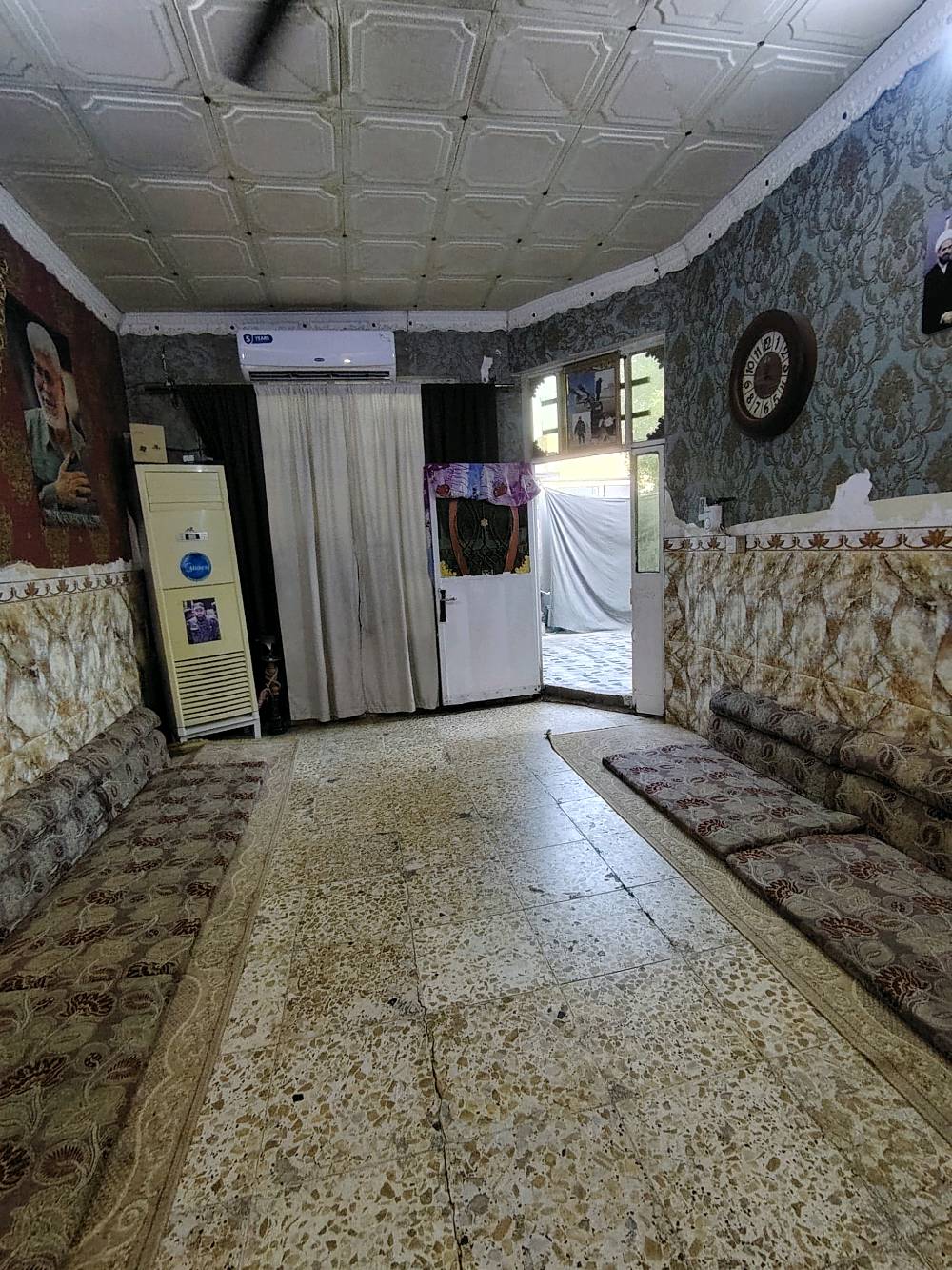 السلام عليكم بيت للبيع في منطقة المعامل بستان سامي قرب حسينيه زينب الكبرى يتكون من استقبال 2 غرف وصالة ومطبخ وصحيات يتوفر خطين مي وخطين كهرباء مع السحب منظومة كامرات مراقبه + بلازمة مساحة البيت 170 متر بيت ركن البيت كامل
للتواصل ع رقم ***********
*********** متوازي ع بيع والشراي أهلا وسهلا
السلام عليكم بيت للبيع في منطقة المعامل بستان سامي قرب حسينيه زينب الكبرى يتكون من استقبال 2 غرف وصالة ومطبخ وصحيات يتوفر خطين مي وخطين كهرباء مع السحب منظومة كامرات مراقبه + بلازمة مساحة البيت 170 متر بيت ركن البيت كامل
