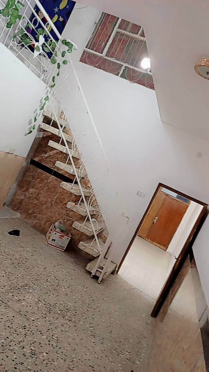 السلام عليكم دار للبيع الموقع نزلت سعد بيجو سنتر عل تبليط طابو زراعي بسمي المساحه 150متر بل سند واقع حال 300بي فظله مستغله طارمه وحديقه  السعر 90للاستفسار ***********

