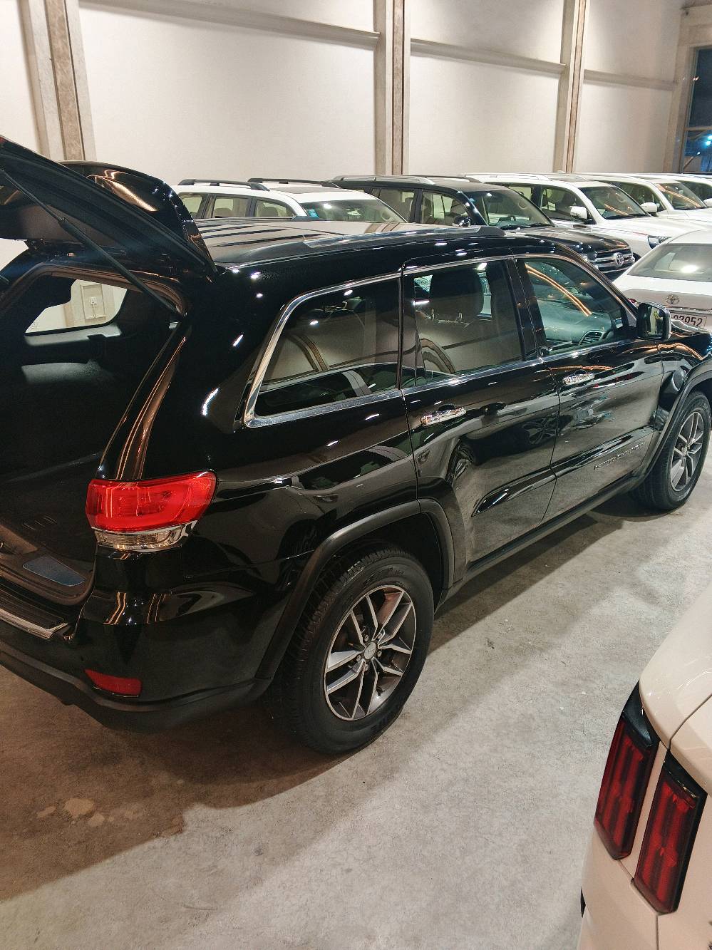 جيب امريكي موديل 2019 المتد 
السعر 170
بيها صبغ اربع قطع
شنو الفئة بالضبط للجـيب؟ (Laredo / Limited / Overland / Summit / Sport Line) وهل المواصفات الأمريكية كاملة لو بيها إضافات؟: 
للمتد 
شكد عدد الكيلومترات الممشية حالياً؟ وهل المكينه والقير والشاصي على الفحص بدون مشاكل؟: 
112
وين موقع السيارة هسه؟ وأي منطقة ممكن المعاينة بيها؟: 
بغداد البياع 
إلها حوادث أو شغل شاصي/أيرباغ قبل غير الصبغ المذكور؟ وإذا أكو، شنو التفاصيل؟: 
صبغ اربع قطع 
السعر 170 نهائي لو قابل للتفاوض؟ وهل تريدون البيع كاش فقط لو تقبلون تبديل؟: 
بيها مجال 