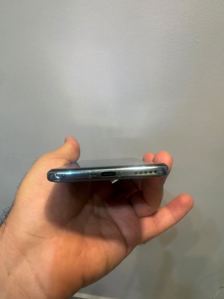 هونر 90 نظيف ذاكره 512 غراضه كامله شاحن وكارتونه الجهاز مبدل بطاريه وظهر لكن الجهاز كلش نظيف سعر 325 الف وبي مجال مكاني بغداد الصليخ *********** للاستفسار واتساب
