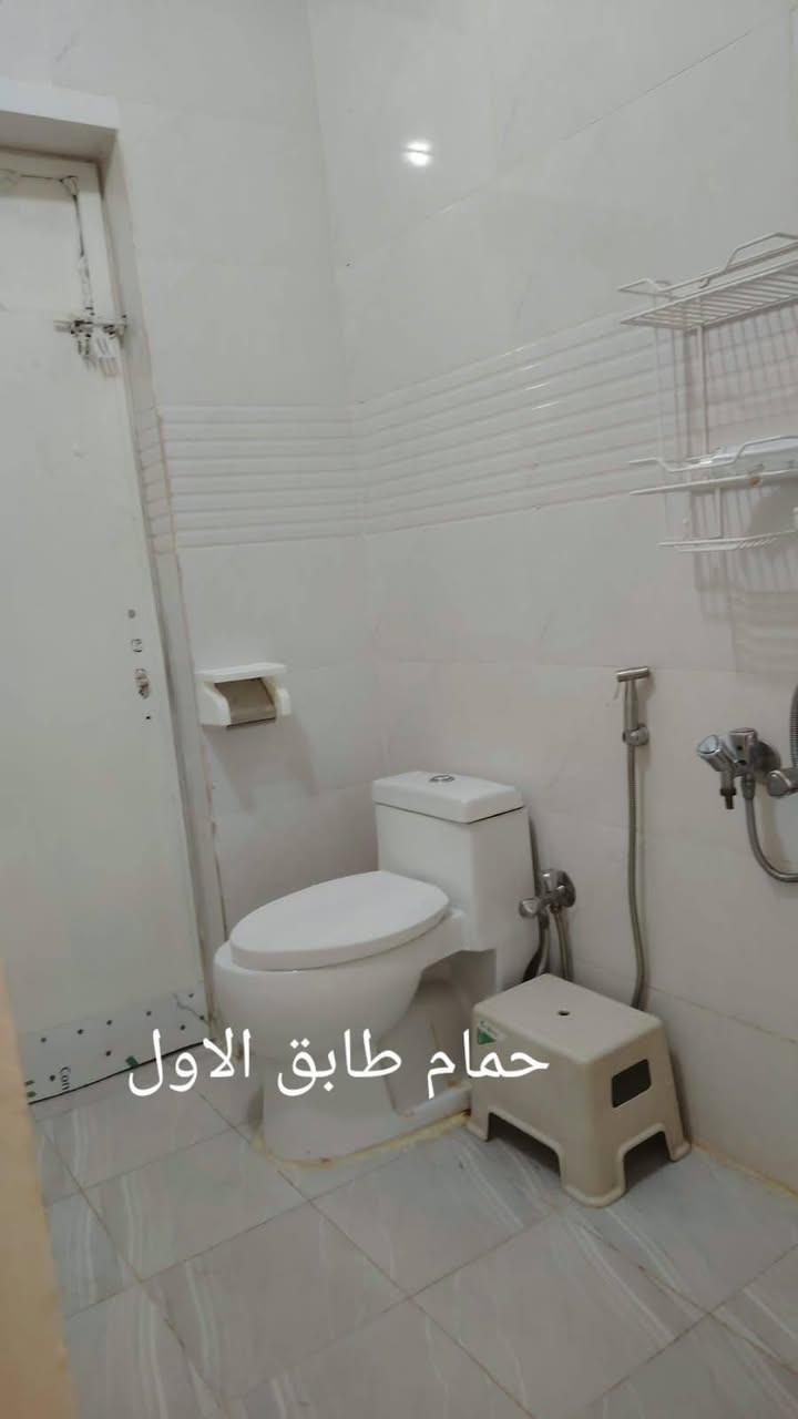 بغداد - الأعظمية - سبع أبكار (مقابل مركز شرطة الصليخ)
​ميزة الموقع: قريب جداً من الشارع العام وتبعد 50 متراً فقط عن سريع محمد القاسم. 

​المساحة الإجمالية: 54 متر مربع.

​التصميم: طابقان منفصلان تماماً مع مدخلين منفصلين لكل طابق (مثالي لسكن عائلتين أو لاستثمار أحدهما وإيجاره). 

​تفاصيل العقار:

​الطابق الأول: 

​غرفة نوم واسعة

​صالة استقبال

​مطبخ بنظام مفتوح (أمريكي) على الصالة

​حمام متكامل

​منوران لتهوية وإضاءة طبيعية ممتازة

​طرمة صغيرة

​الطابق الثاني: 

​غرفة نوم

​صالة واسعة

​مطبخ مستقل

​منور

​بالكونة

​سطح خاص
حالة البناء جيده جدا وصالح للسكن 

​📜 سند الملكية:

​طابو زراعي (بستان ملك صرف) - أوراق رسمية ومضمونة.

​📞 للتواصل: 
+964 772 568 8074
