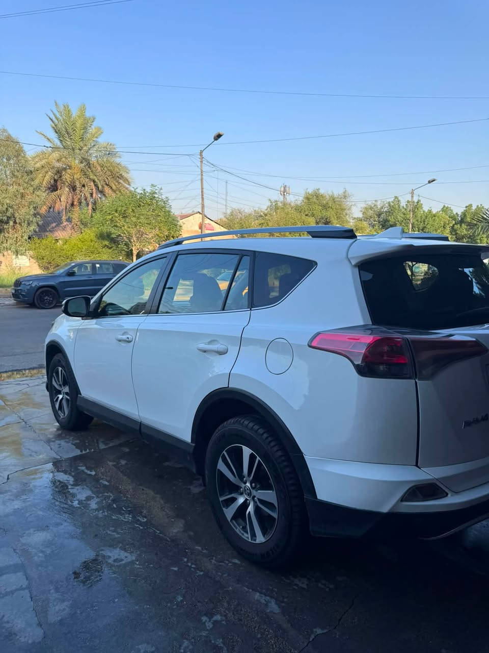 السلام عليكم 
للبيع سيارة تويوتا راف فور موديل 2018 رقم بغداد انكليزي وارد امريكي مواصفات XLE حادثة جاملغ امامي وخلفي عكس جهة السايق وباب الصندوك مبدل اباب بلادي ونفس اللون وبيه والبنيد بارد و تكحيلات بسيطة السياره نظيفة وجاهزة مابيه اي نقص تايرات جدد وباتري جديد وموجوادت الوصل السياره باسمي تحويل مباشر مكان السيارة بغداد صور الحادث والسونار من ضمن الصور  السعر (155) وبيه مجال او مراوس براف فور  او سورنتو او سبورتج احدث حسب القناعة  للاستفسار *********** واتساب او اتصال
