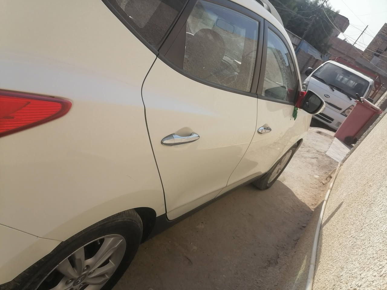 توسان موديل 12 خليجي بيها بس شاملغ مال السائق اقل الشبر في بالبنيد بس الباقي كله مكفول تبريد احداديه تخم تاير جديد كير محرك مانقص برغي محرك2000 سياره ماشيه 150 اشاير بلمري  السيار اجازه كلش حلوه سعر133 ابيها مجال رقم بابل باسمي واللي يحب ادز له مال لبنيد قبل ما تتصلح يراسلني خاص لان  كلش بسيطه  صوره قبل ما اسويها مكان السياره بابل ***********
