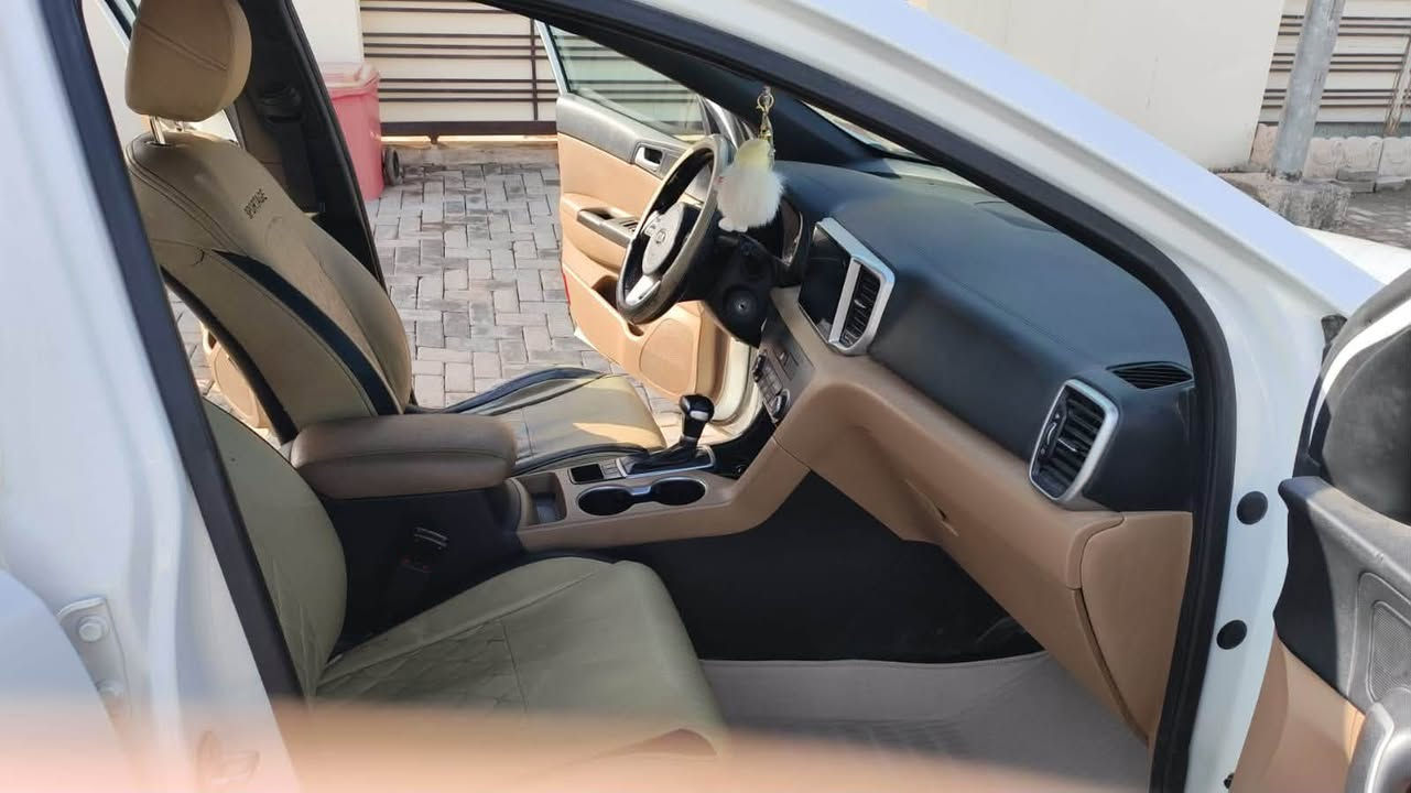 السلام عليكم ، سبورتج ٢٠١٩ خليجي للبيع ،  قم بغداد ، مواصفات السبورتج العادية سويج ، مراية كهربائي ، حساسات امامي خلفي ، ويل كب ١٩ مع سبير جديد ، عداد المسافة ٨٦ الف كم حقيقي قابل للزيادة، محرك ٢٠٠٠ سي سي السيارة على وضع الشركة استعمال نظيف جدا ، بيها بارد بالجاملغ الامامي الايمن موضح بالصورة، 
السعر ١٨٥ مع المجال 
مكان السيارة بالنجف 
***********
