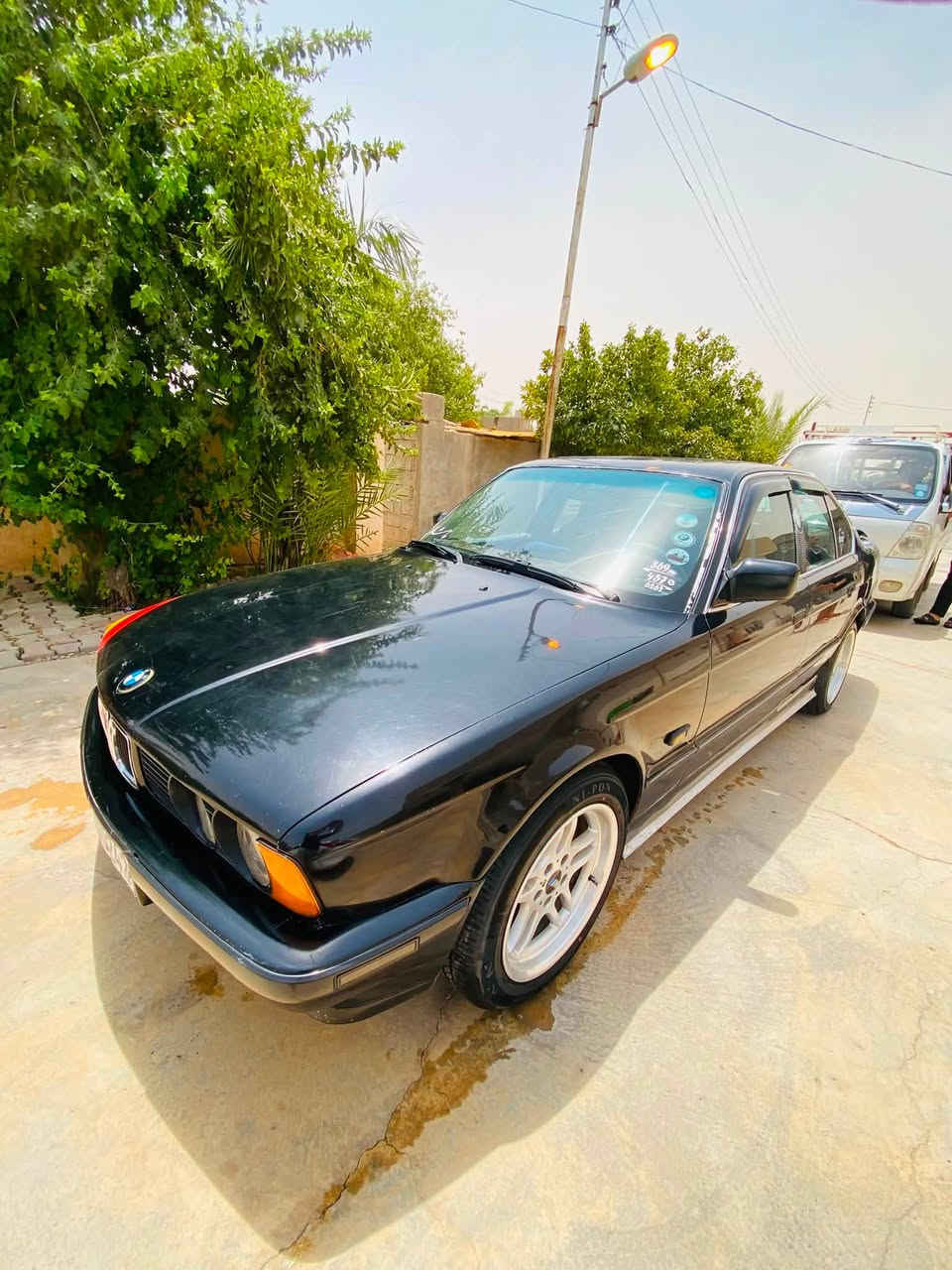 السلام عليكم  بي ام موديل 1989 525 اصل  رقم اربيل وتحويل ثاني يوم  كير ومحرك واكسل بشرط سياره  قبل اسبوع بدلتلهه صدر امامي وخلفي جديد  وعليهه ويل ام اصلي وتخم تاير جديد سياره ما تصرف عليهه الف جاهزه من كلشي كهربائيات كلهه شغاله السياره عارضه بـ52ورقه وبيهه مجال بسيط للاتصال ***********

