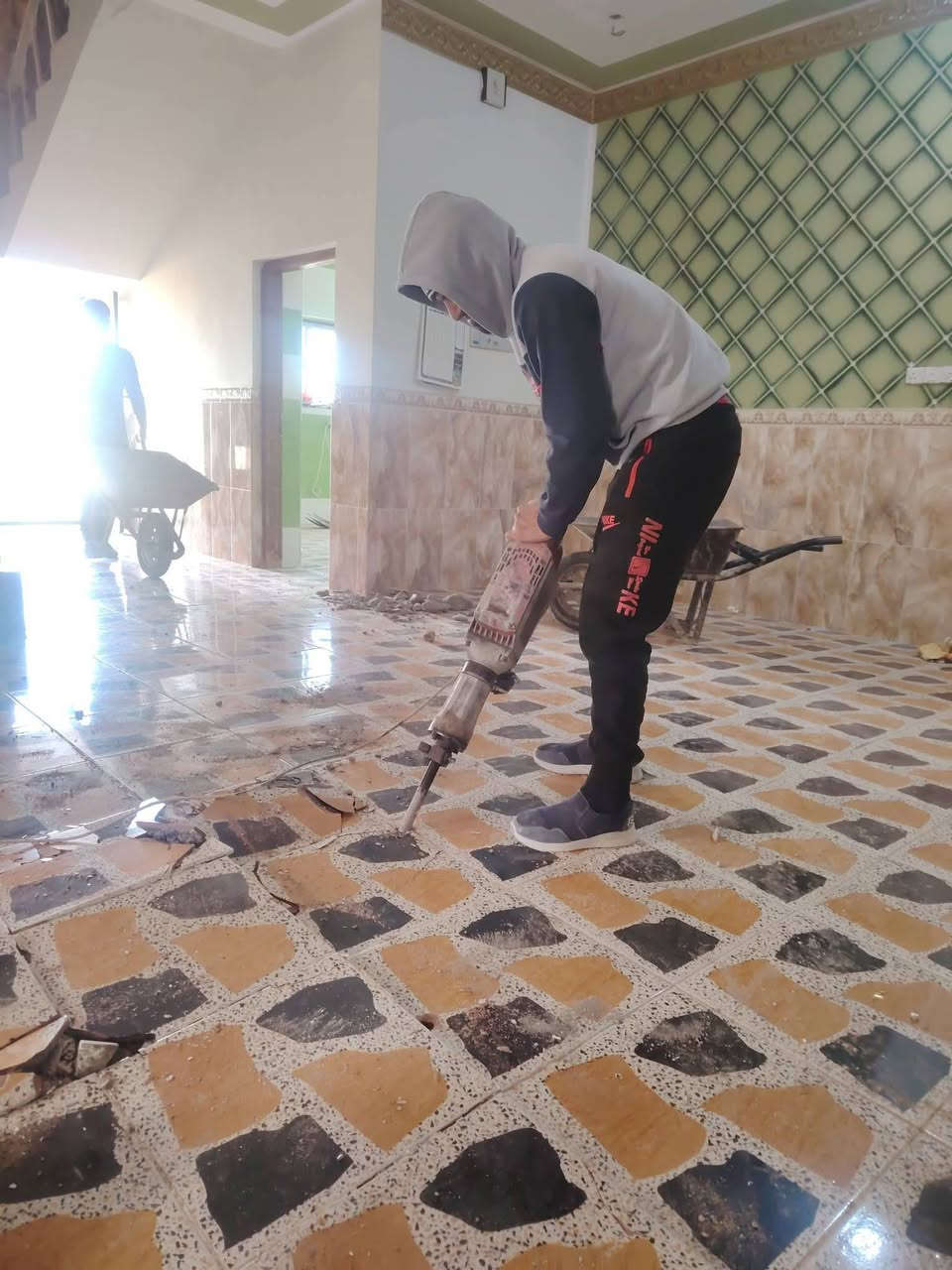 سلام عليكم  /  يوجد كادر عمل جاهز /  تصعيد مواد /  تنضيف بيوت /  تفليش /  تكشيط /  دفن نهري /  شقلنه ليل ونهار /  ومعداتنه جاهزه  ومالك دخل بكلشي تأخذ شقل جاهز مني سلمني شقل وتأخذ شقل جاهز / ماعليك بس تصال على رقم /// ***********
