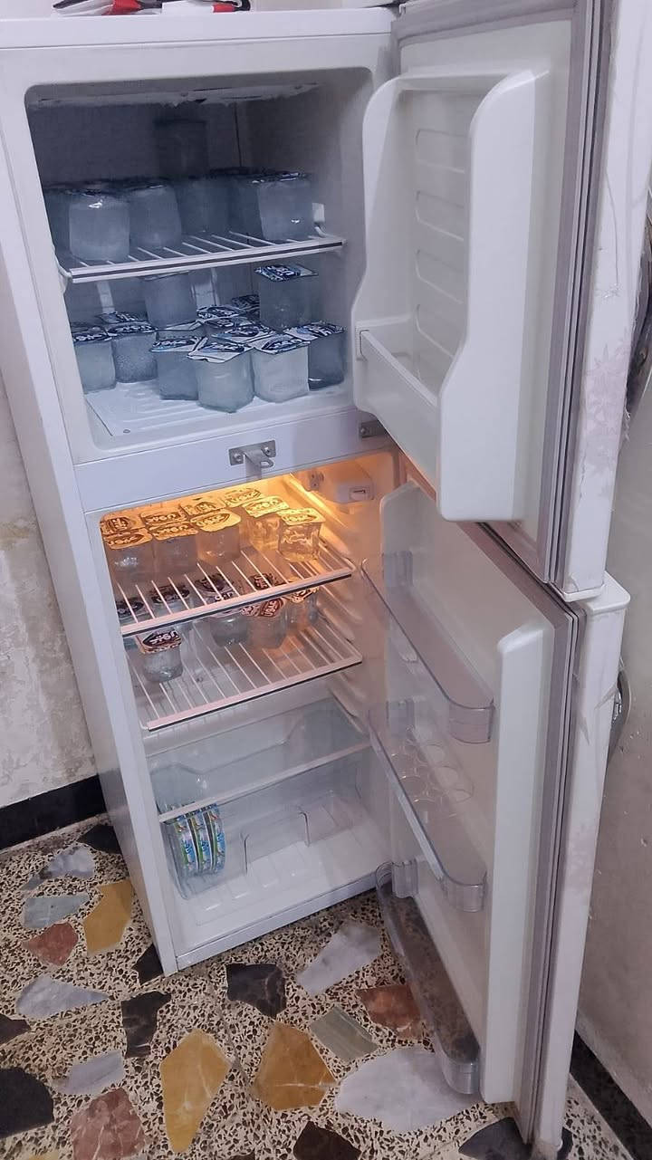 السلام عليكم عدي هاي ثلاجه البيع شغاله وتبريده فول مستعمله اني شتريته 300ورايده 250وببه مجال الطيبين راسلني واتساب وبيكم خير وتدللون *********** طول اعتقد متر ونص
