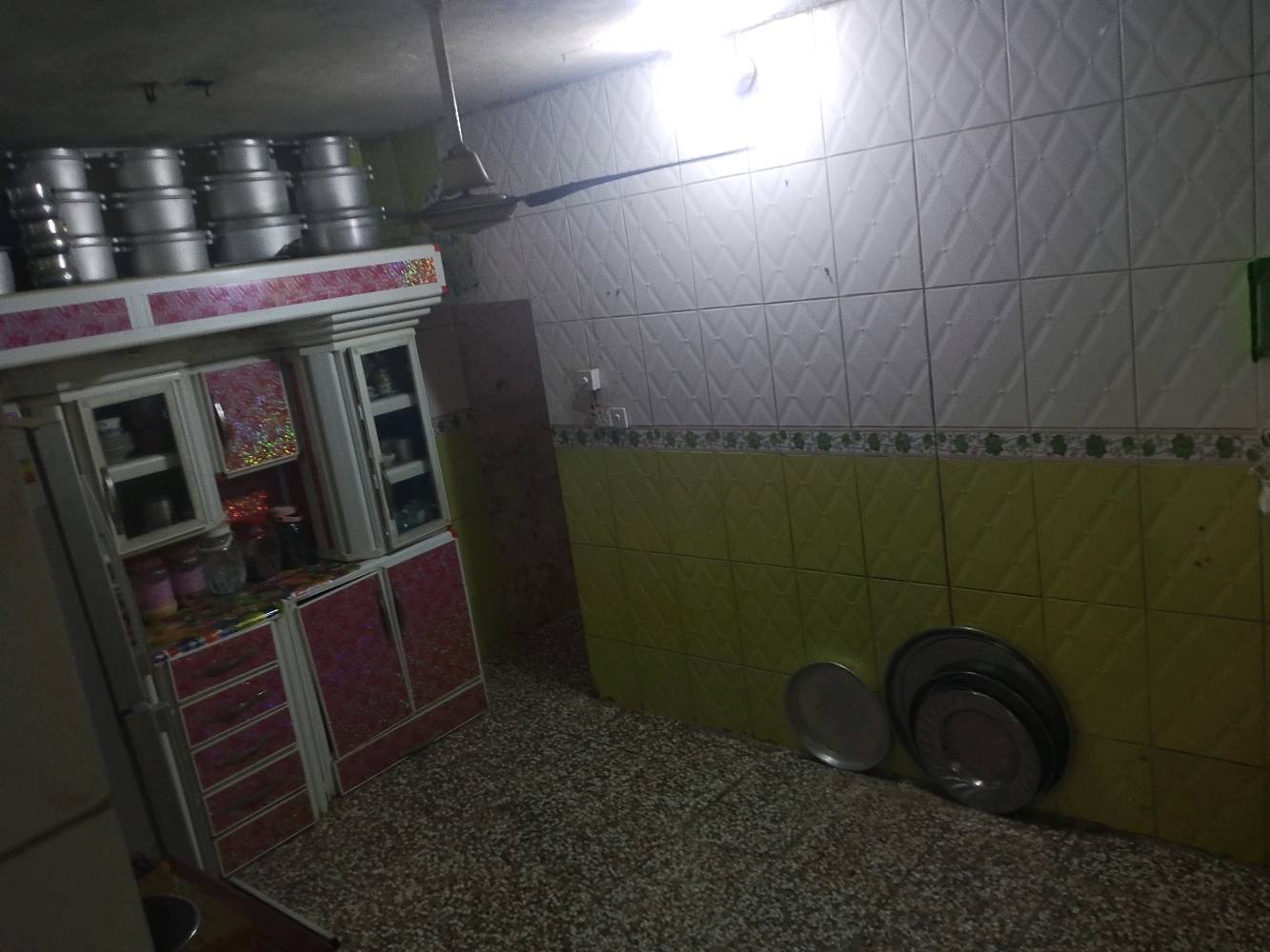 بيت 100م سند طابو صرف منطقة الولداية حي البتول شارع الخدمات بضهر محطة المجاري شارع 20 م واسع 
قيد التبليط في الشهر المقبل كامل كل الخدمات مقابلة مشجر 100 يأتي مع البيت تكدر تزرع بي او يصلح محل 
 
البيت يأتي استقبال ومطبخ وصالة وثلاث حمامات وثلاث غرف وسطح إمامي وخلفي 
السعر 125وبي مجال بسيط