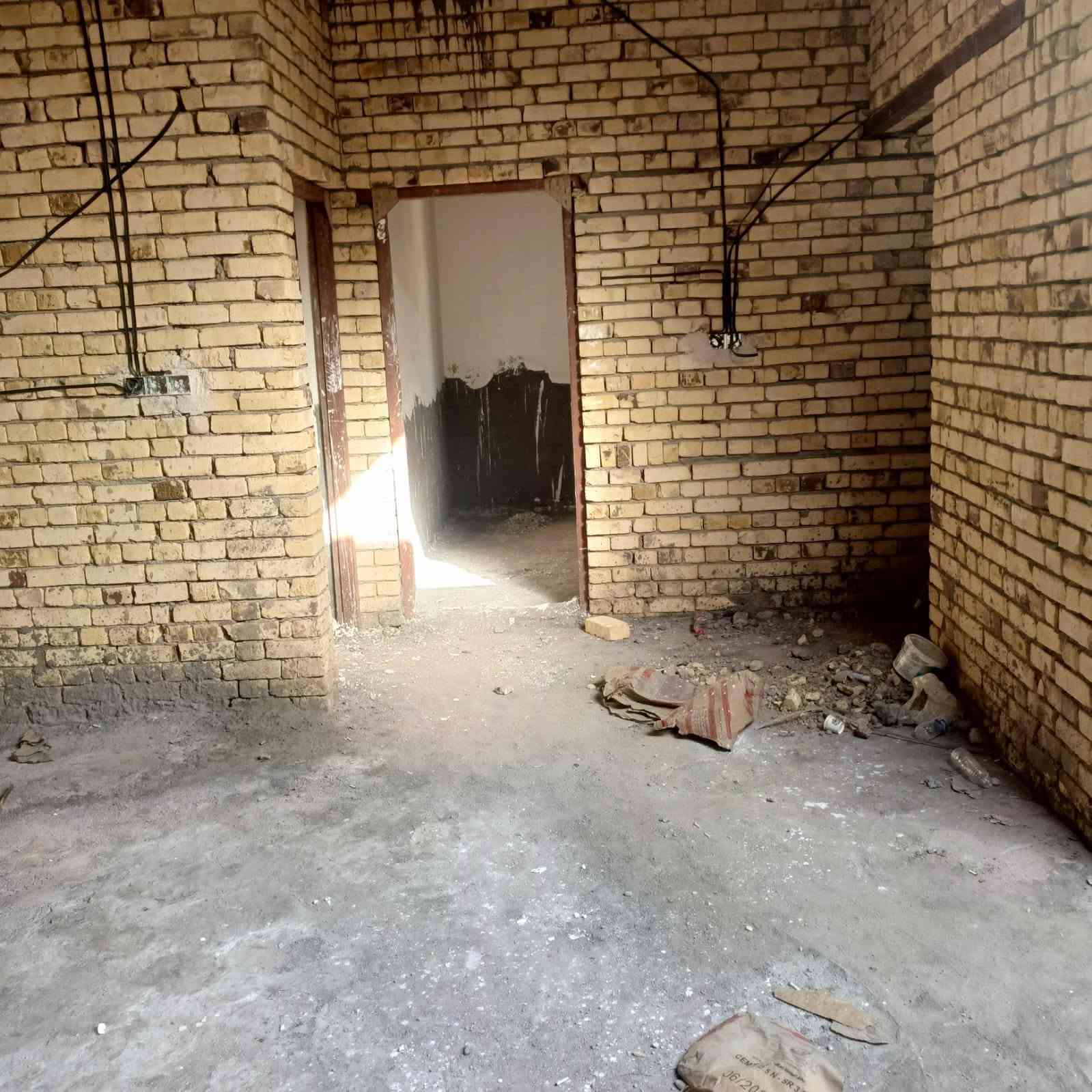 سلام عليكم بيت البيع
200متر زراعي على شارع تبليط واصل ماء وكهرباء للبيت عدد الغرف 2
صالة 
صحيات داخلي 
مطبخ
ديوانية مع صحيات 
كراج سيارة 
هيكل مع الابواب والشبابيك كامل والجام الشبابيك 
السعر 65 وبيه مجال 
***********
