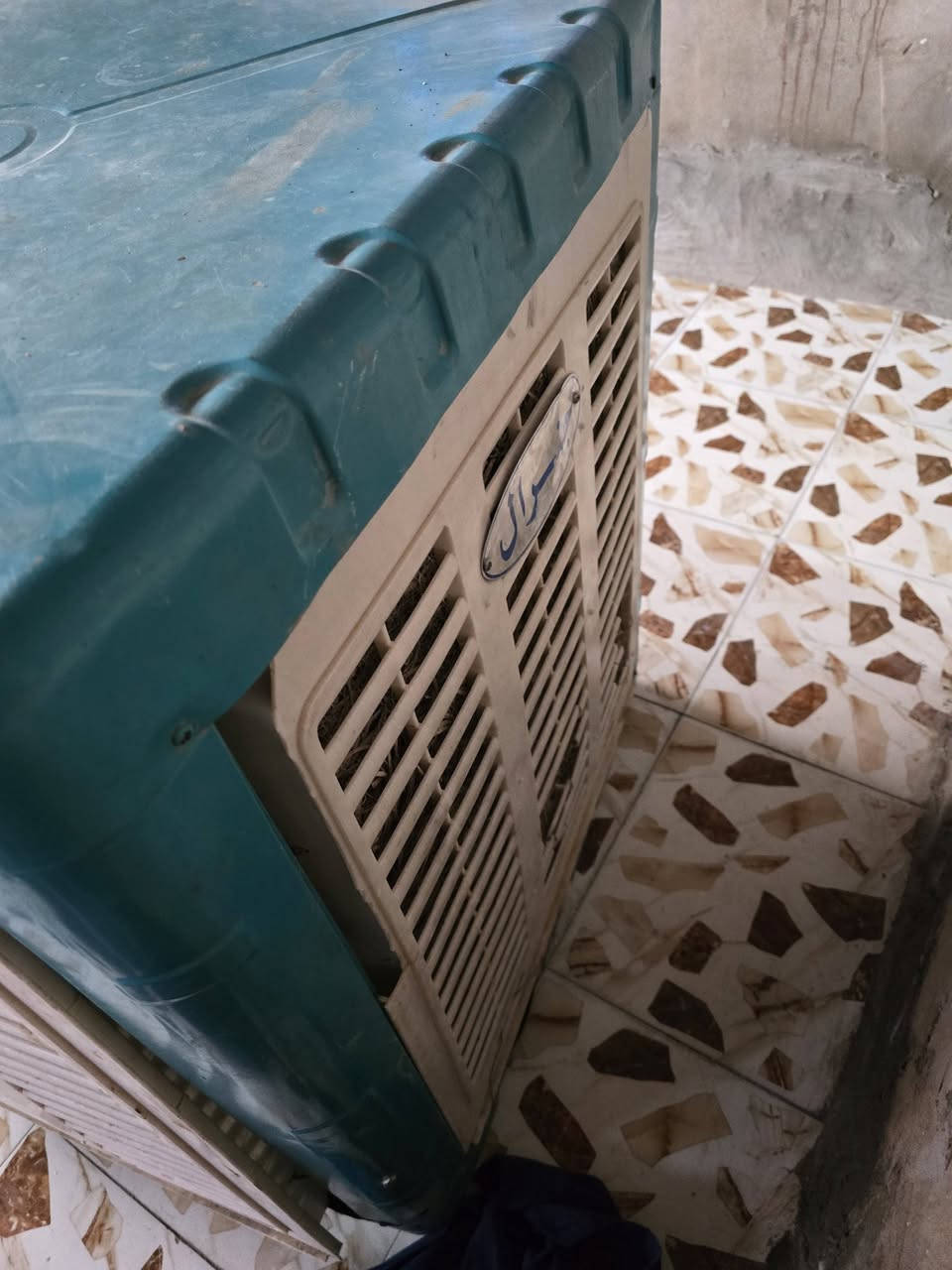 مبرده للبيع مستخدمه سنه وحده ومتروكه وبيها كسر بالباب شويه
تشتغل كلشي مابيها حتى الغطاس السعر ٦٥ 
***********
