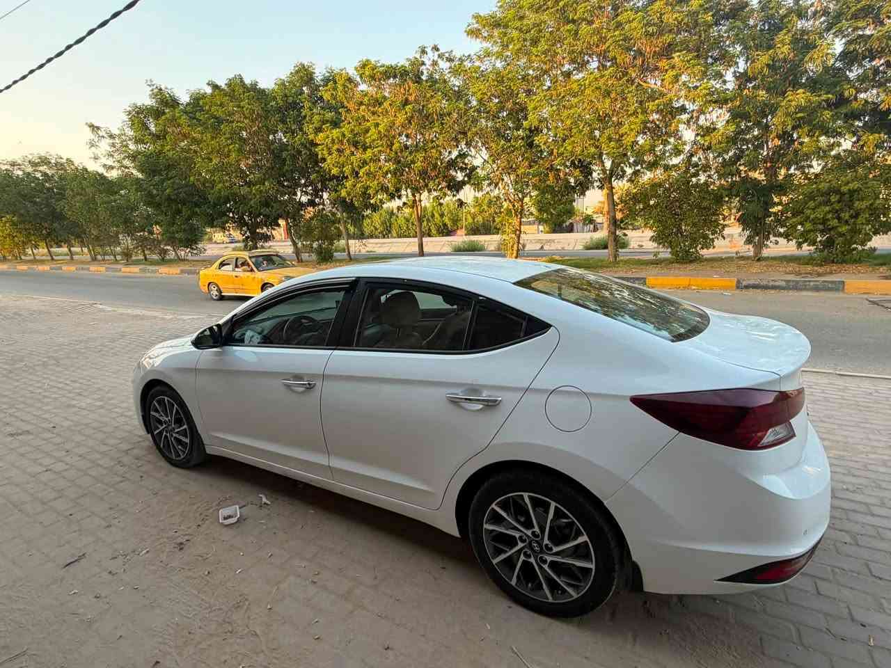 السلام عليكم 
النترا موديل ٢٠٢٠ خليجي بيها بارد بالبنيد فقط وبارد صغير بالجاملغ من جهة السائق فول عدا البصمة ماشية ١٣٠ الف كيلو رقم انكليزي جديد اربيل بأسمي تحويل مباشر سنوية صالحه لغاية ٢٠٣٠ السعر 160 وبيه مجال قليل
مكان السيارة كربلاء طويريج 
رقمي ***********
