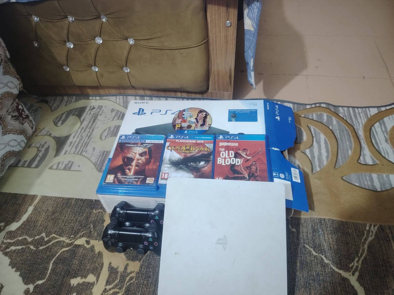 سلام عليكم بلي فور سلم اونلاوين نضيف البلي
يحتوي على4 اقراص ويدات عدد 2 تجاري بلي كامل ملاحقاته
1-قرص تكن مصارعه 
2-قرص كريدوس جزء ثالث 
3- قرص حرب 
4-قرص درايفر جي اتي اي 5
امانه الله اقرصه جديدة 
السعر: 325 وبيه مجال للطيبين 
العنوان:  البصرة الزبير محله الشمال
الرقم: ***********
