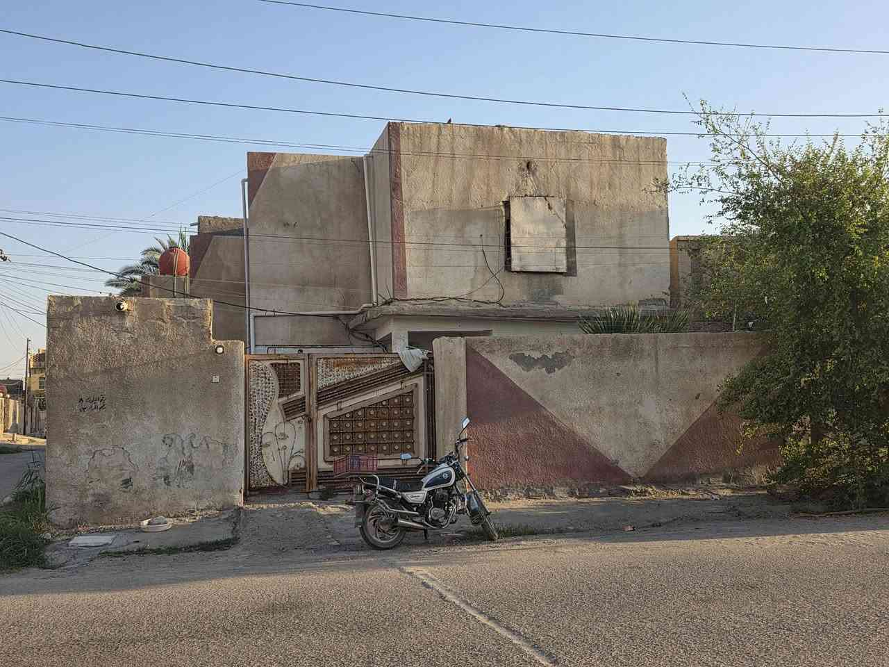 بيت للبيع ركن على شارعين حي المنتظر على الشارع الرئيسي طابو صرف يم جامع شيخ علي سلمان زبيري يبعد عن المستوصف تقريبًا 25 م للأستفسار الاتصال على الرقم ***********
