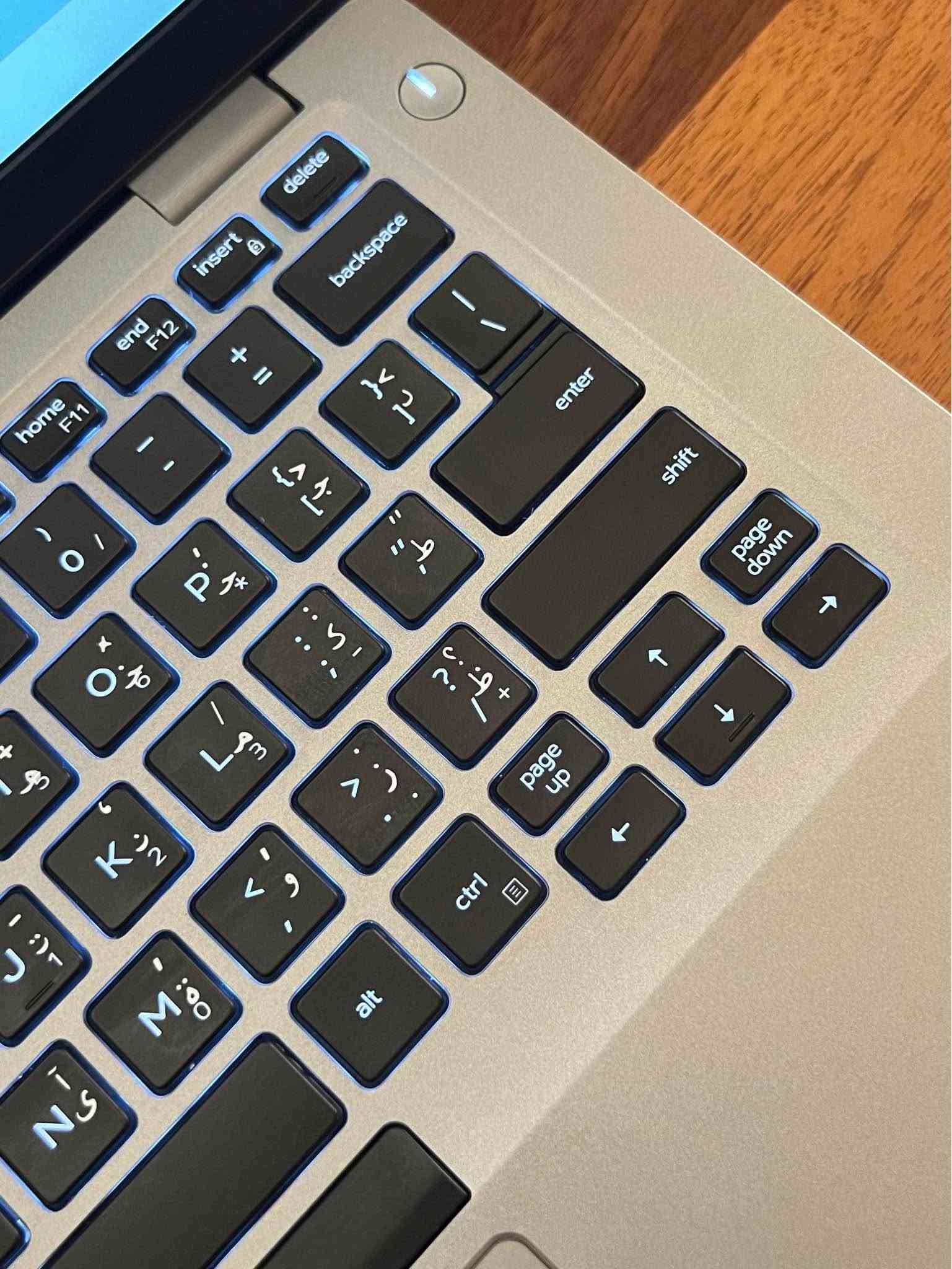 لابتوب DELL جيل عاشر للبيع .

اللابتوب مفول مواصفات
الجيل مالته حديث ( الجيل العاشر ) 
تصميم سلم ووزنه خفيف
 كيبورد ضوئي
اللابتوب جدا نضيف وادائة قوي وممتاز يفيد الي عنده دراسة او العاب متوسطة او غيرها من الاستعمالات .

المواصفات :
المعالج intel core i5
الجيل : العاشر (10TH)
كرت الشاشة : INTEL UHD GRAPHICS  
الشاشة : فول اچ دي (FHD) حجم 14.3 دقتها والالوان جدا واضحه وتشغل 4K بالمشاهدة .
الرام : 8GB نوع DDR4 فدشي راقي .
الذاكرة : 256GB ssd M.2 
كيبورد عربي انكليزي ليزري ضوئي .
كيبورد ميكانيكي .
سماعات ستيريو .
كامرة امامية واضحه
بطارية اللابتوب ليثيوم تطول فوگ ال 4 
ساعات ب الاستعمال المكثف .

المنافذ :
 منفذ الشحن
منفذ تايب سي للشحن ولنقل البيانات
منافذ USB 
منفذ Hdmi
منفذ سماعات
منفذ LAN
وغيرهن بعد.

المميزات:
 
اللابتوب نضافته كلش حلوه ماصارلي فتره من ماخذه .
منصب عليه وندوز 11 برو مفعل مدى الحياة.
منصب عليه اوفس مفعل مدى الحياة .
كيبورد عربي انكليزي ليزري.
كامرة امامية جدا واضحه.
غالق كاميرا سلايد .

الملحقات:
ملحقاته كلها موجودة واصليه
كيبل اصلي.
شاحنة اللابتوب الاصليه  .
جنطة لابتوب مرتبه هم بعدهي جديده غير مستخدمه .

منصب عليه وندوز 11 برو مفعل مدى الحياة وحزمه الاوفس كامله كذلك مفعلة مدى الحياة .

اللابتوب كلش نضيف ومواصفاته قويه ومحترمه وتصميمه كلش مرتب . ومابي أي نقص كيبورد سماعات انترنت شاشة كامرة كله شغال وممتاز وماب اي نقص من اي ناحية .
وكلشي بي بعده جديد ونضيف مثل ماموضح.

السعر : 340 الف وبي مجال جدا قليل .

مكاني النجف والي يريده توصيل هم موجود ان شاء الله .

*********** بي واتساب

(لابتوب للبيع النجف بغداد الانبار البصرة حاسبة محمولة منضدية دل dell pc laptops laptop computer ) بغداد, العراق
