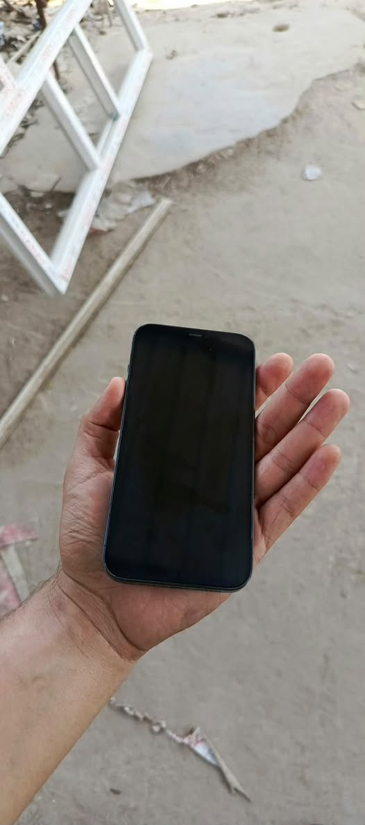 آيفون ١٢برو ماكس بطارية ٧٨ الجهاز نضيف جداً مامفتوح ولا مبدل بي شي
فقط الكزازه مال الكامره مكسوره من الخارج سعره ٤٥٠
***********واتساب
