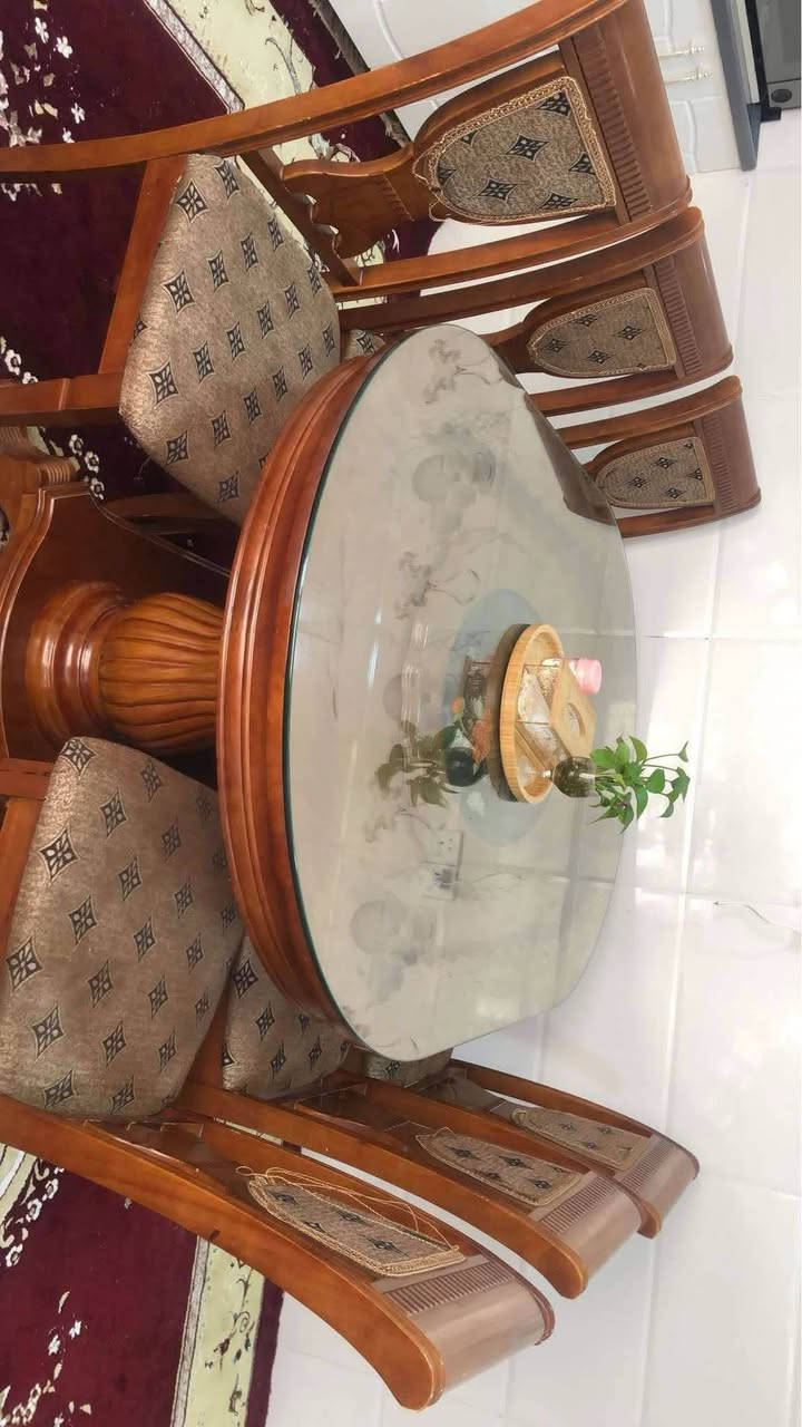 مێزوو کورسی نان خواردن ٦ نەفەری داری ئەصلى  زورپاك و تازه و جوانه ته نها يه ك كورسى توزيك كوشنه كه ى سوتاوه 

١٢٥٠٠٠ 
*********** كه لار
