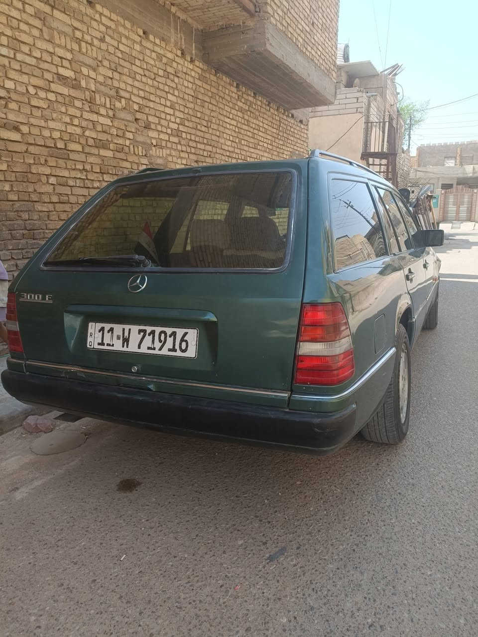 مارسدس دب ستيشن  مديل 90
رقم بغداد دولي بأسمي وشرط التحويل 

الون زيتوني
  مكينه وكير بطه 2500 ديلكو اكسن بلاد خفيف 140 رون 2.5 
سياره  كشنات جلد كهرباء 
الكشن الخلفي منفصل 
 اربعه جام كهرباء 
ستيرن كهرباء 
تبريد شغال 
غرفتها حلوه بطاين البيبان 
 زنون شمسي اصلي 
كهربائيات كلها شغاله عدا الفتحه 

سياره مصبوغه عام  وجارده القماره والبنيد
وليحم بقاعده الدبل وتايرات نص عمر  
مسويلها ادامه كامله قايش تايمن وقايش مكينه ومنظومه الماي واتربم وراديتر وزوج ضاغطات  وماي زيتي اصلي ومنظومه بانزين جديده 

السعر 41 وبيها مجال 
موجوده بالعماره  ***********
