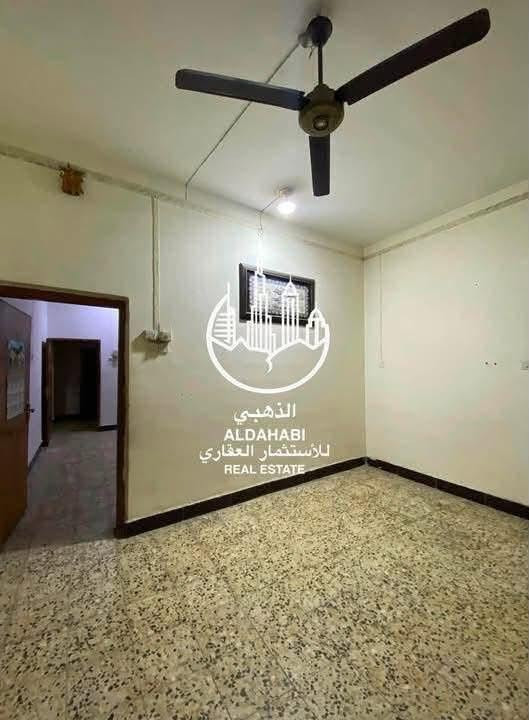 بيت طابقين للايجار في الجنينه موقع ممتاز جداً يلائم السكن العائلي يحتوي ست غرف منام مساحه 250 متر 

مواصفات البيت يحتوي ست  غرف منام ، صاله ، استقبال ، مطبخ ، صحيات ، كراج ، حديقه 

سعر الايجار مليون وربع 
.
للمعلومات اكثر الاتصال على الارقام
***********
او زيارة موقعنا 
البصره _ شارع عام حي الزهراء _ قرب مستشفى النفط 
الذهبي للاستثمار العقاري
مجاز قانونياً
