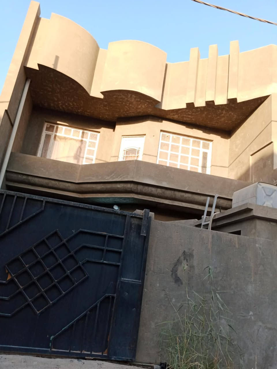 بيت للبيع مجاور مطعم حجي حسين عند باب مطبخه يبعد عن الشارع العام ٥٠ م طابقين الواجهة سبعة ونص والنزال عشرين متر اربع غرف نوم مع كل الملحقات السعر ٢١٠ مليون وبيها مجال للشراي رقم الهاتف *********** وب واتس
