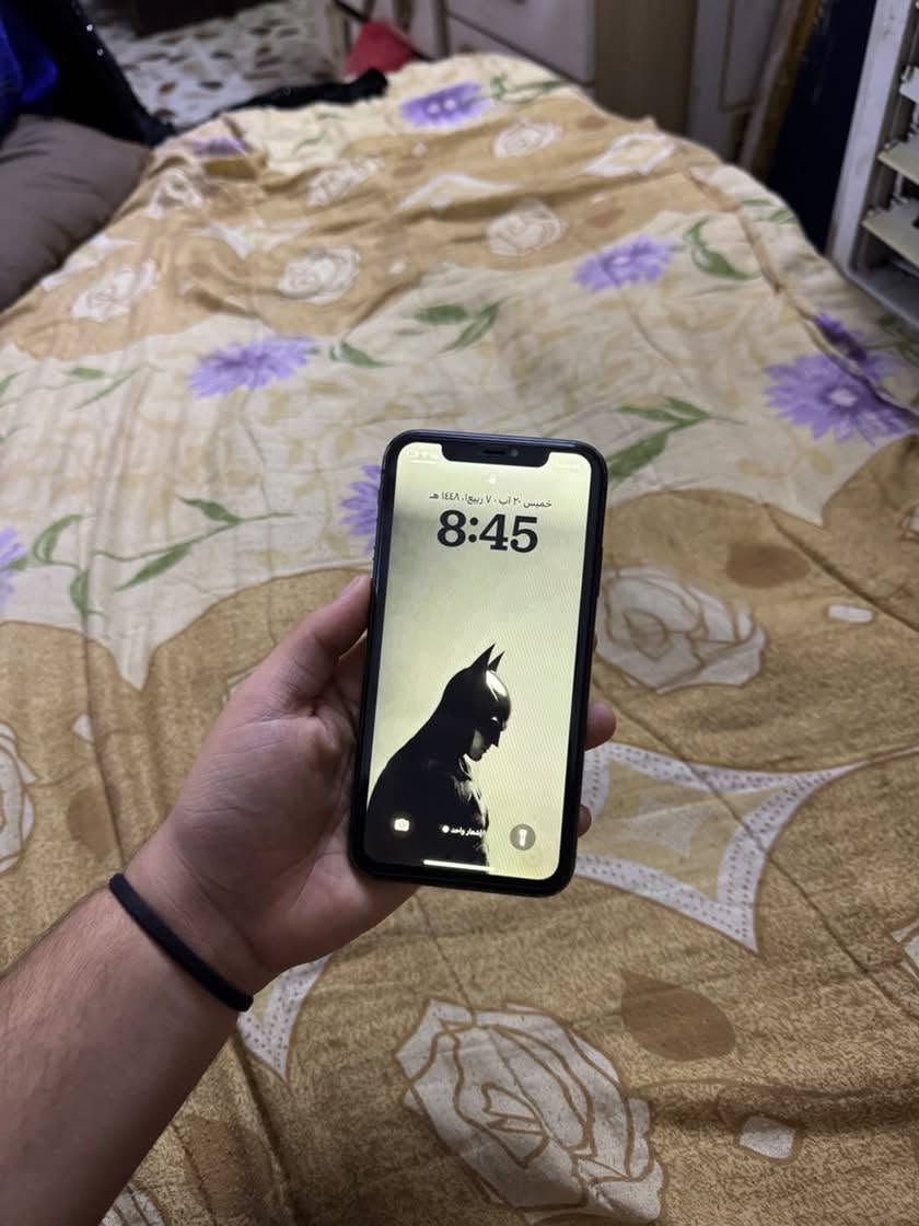 للبيع: ايفون 11*
- *الذاكرة*: 64GB
- *البطارية*: 81% بلاد
- *اللون*: اسود
- *الشاشة*: مستبدلة 3 خيارات اصلي
- *الشغال*: اتصال ✅ سيم كارت ✅ واي فاي ✅ كامرات ✅ 
- *ملاحظة*: فيس ايدي متوقف - الباقي مكفول
- *الحالة*: مابي عطل. تجي تفحص على راحتك
- *السعر*: 165 ألف وبي مجال
- *يرهم*: مراوس 
- *للتواصل واتساب*: ***********
- *المكان*: بغداد - مدينة الصدر
- *ملاحظة*: ماكو توصيل

---
