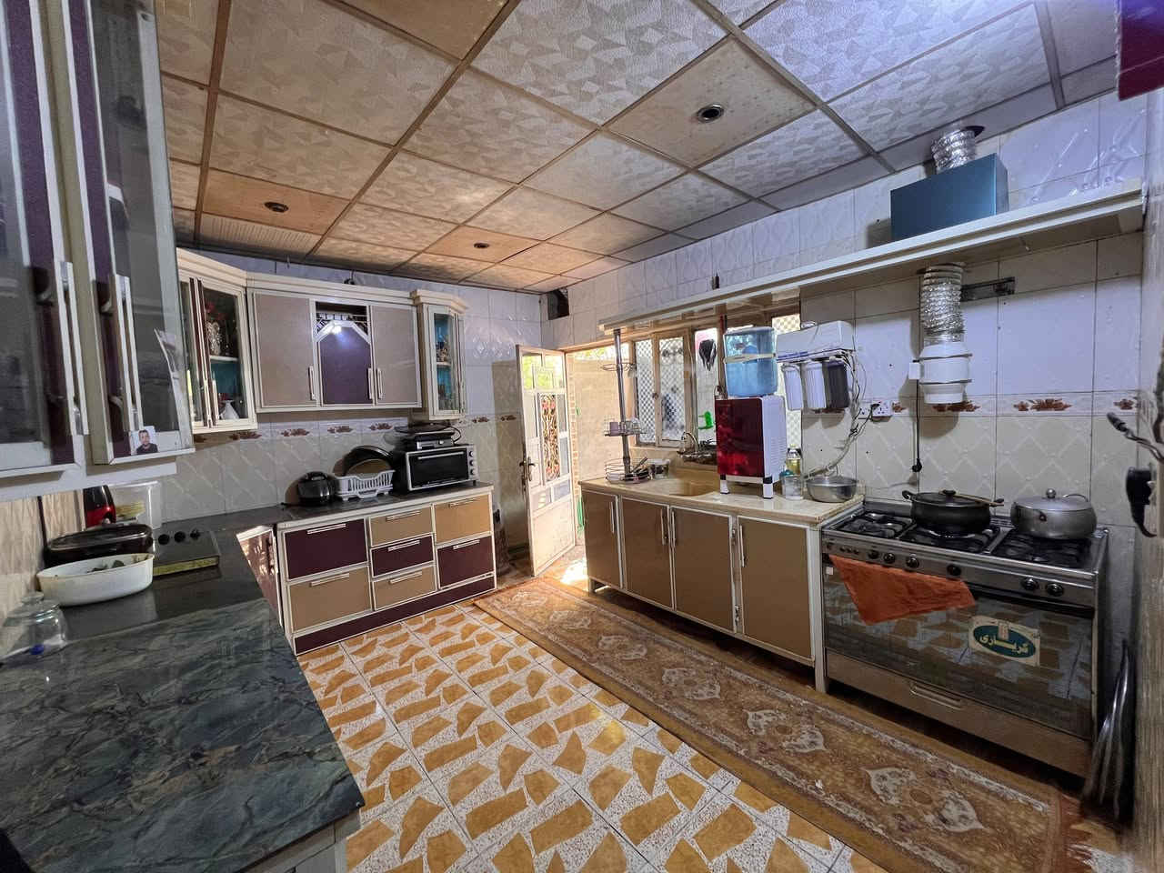 السلام عليكم
بيت للبيع مساحه 200 طابقين 
موقع مميز ع ساحه وكدامه حديقه بالساحه تحت تصرف صاحب البيت 
يحتوي ع غرفتين +صاله +استقبال +مطبخ +صحيات بالداخل وخارج 
الطابق الفوك غرفه +صاله   وكلشي موضح بالصور 
موقع حي الحسين نزله حسينيه لا اله الا الله قريب من الشارع العام حمزه شوملي    للاستفسار رقم صاحب البيت ***********
