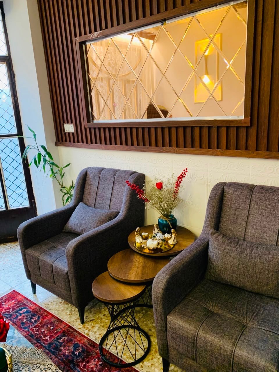 تخم قنفات نظيف ومرتب سبع مقاعد 
الخشب بلوك اسود