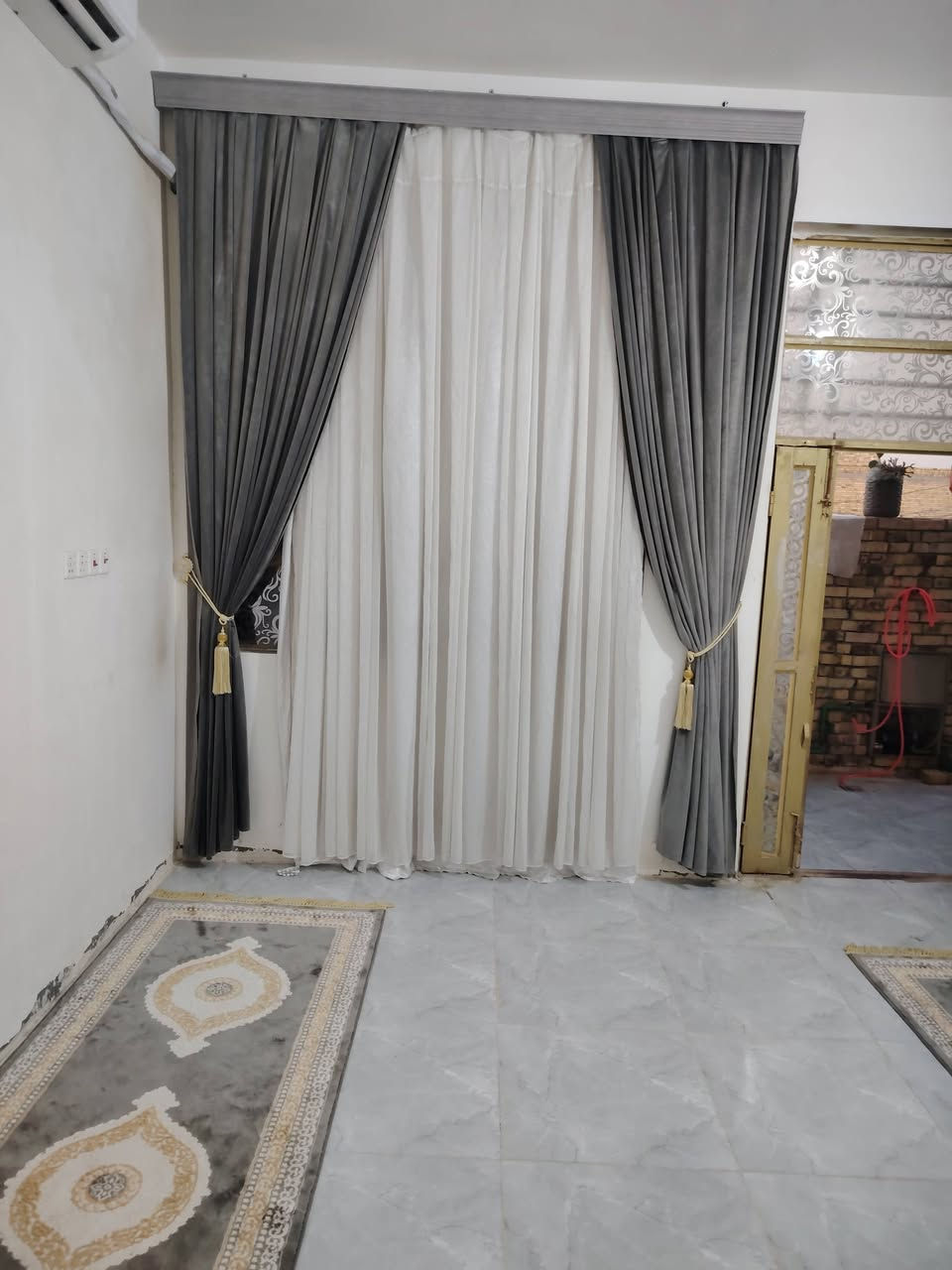 سلام عليكم اخوان بيت اللبيع في منطقة حي الغدير الثانيه مقايل السياسين قرب الربع سايدات البيت رقم بيه معامله علاقرار 20 يحتوي على غرفتين وصاله ومطبخ ومناور وساحه وديوانيه ألبيت حلو بناء جديد صب كونكريت رباط وسقف السعر ٨٠ وبيه مجال رقم صاحب البيت *********** البيت مكفول
