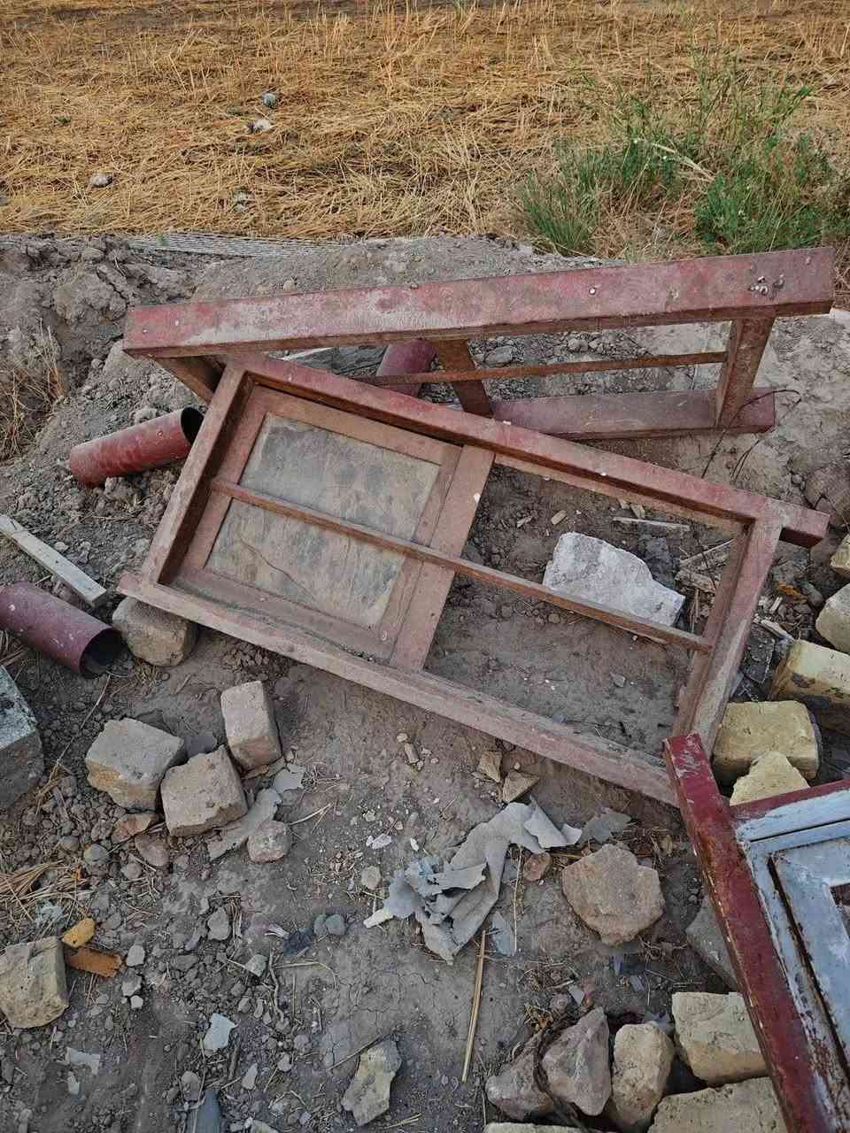 السلام عليكم بيع شبابيك عدد 19 مترو 20 مربع عدد سته متر في 50 حديد تزكام ثقيل سعر المجموع الكل 600 وبيهن مجال مكانهاالدغاره ***********
