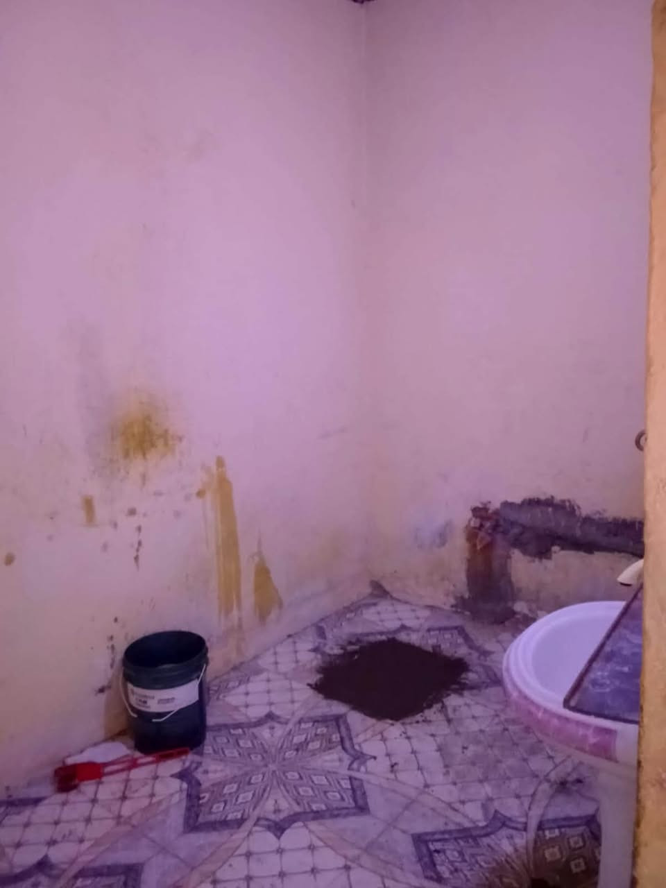 بيت للايجار استقبال وهول وغرفه ومطبخ وحديقه القبله حي الشهداء شارع افران النرجس سعر الايجار 400 للتواصل ***********
