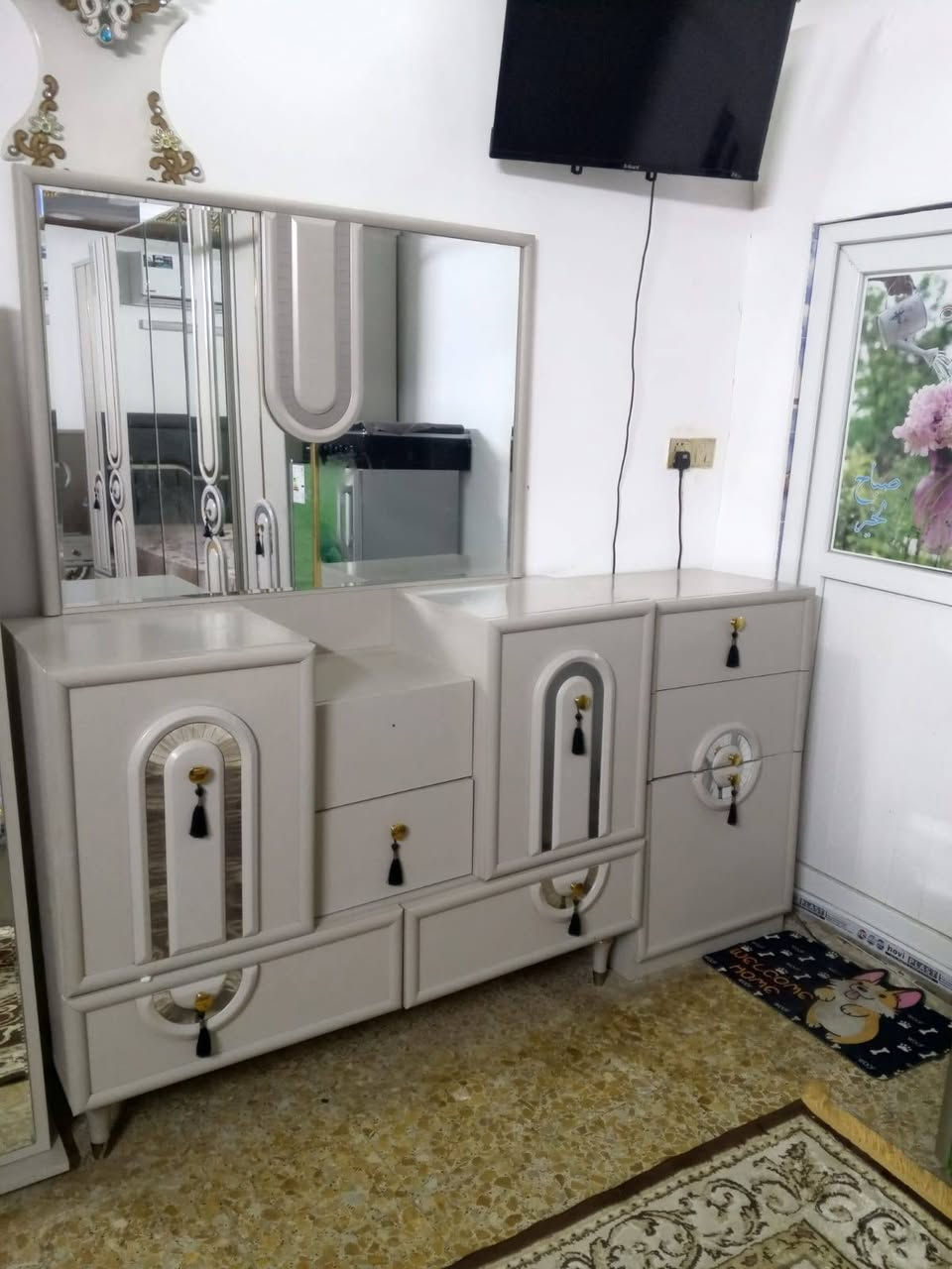سلام عليكم غرفه للبيع رايديها ب900 وببها بسيط الاتصال ع هاذ لرقم ‏‪***********‬‏
