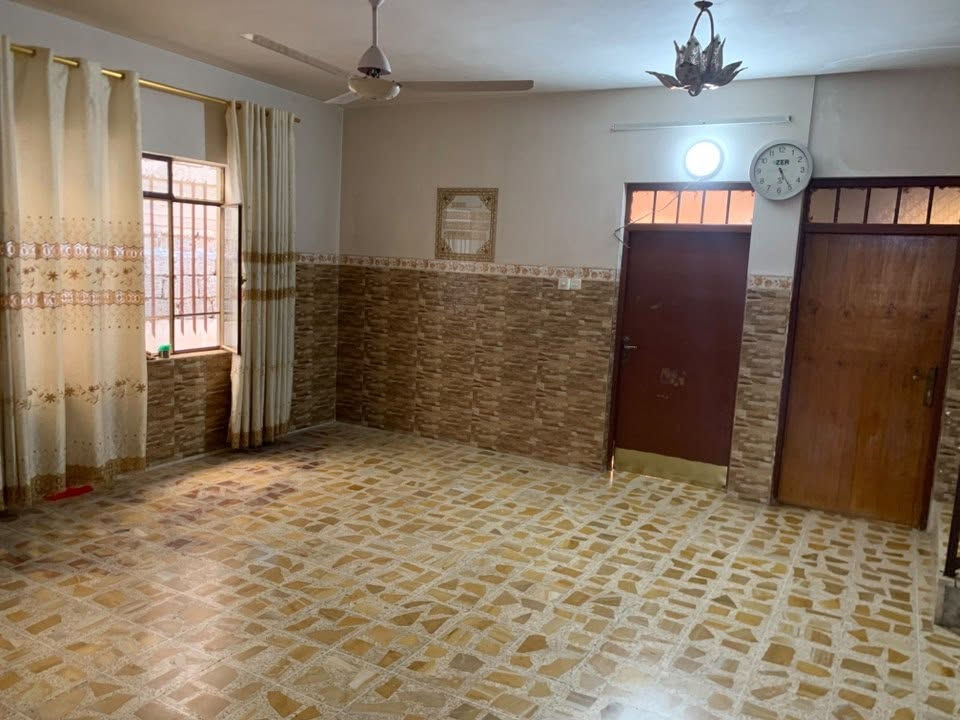حي اليرموك
بيت للبيع مساحة 350 متر 
واجهة شروق 
ثالث بيت عن الشارع العام 
طابق ونص 
***********واتساب فقط
