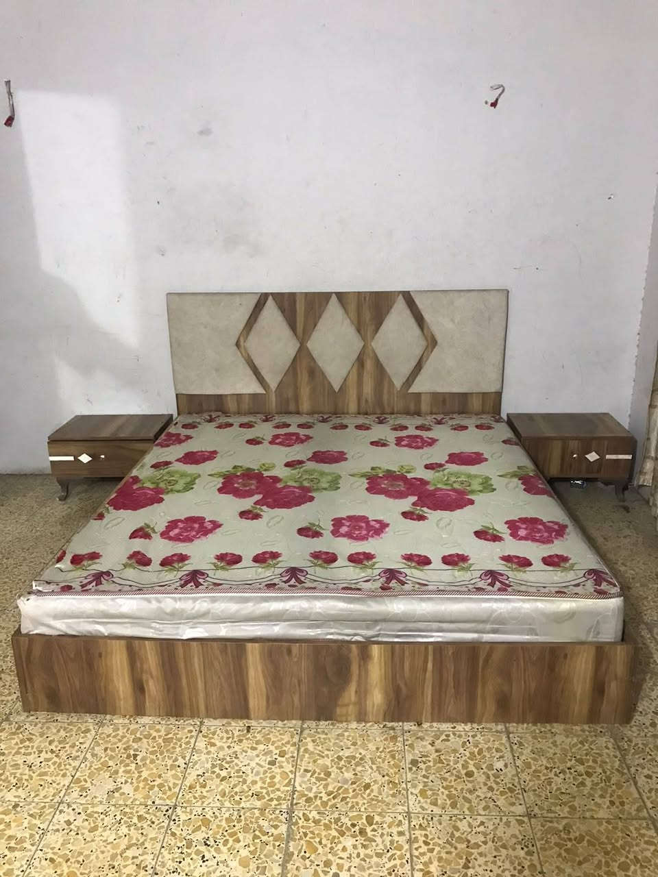 اسلام وعليكم للبيع غرفه تركيه خمس قطع كلش مضيفه وي ضرر ما بيه بس ميز لمرايه لمجرات فالتات مكاني لغدير  زيونه سعره 300    كلش حلوه.  ***********
