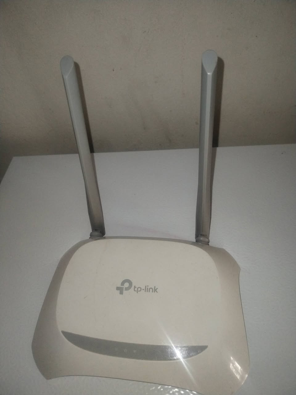 السلام عليكم 
1️⃣ راوتر TP-Link (3 أنتينات) - موديل TL-WR940N  
​الحالة: شغال وبحالة ممتازة وبث قوي جداً.  
​السعر: 15,000 دينار.
​2️⃣ راوتر TP-Link (2 أنتينة) - موديل TL-WR840N / 841N  
​الحالة: نظيف جداً ويعمل بكفاءة عالية (ممتاز للاستخدام المنزلي أو كمقوي إشارة).  
​السعر: 10,000 دينار.
​💡 ملاحظة: الأجهزة مفحوصة وشغالة 100%.
​📍 المكان: الموصل / حي الخضراء
📞 التواصل: على الواتساب او الاتصال ***********
