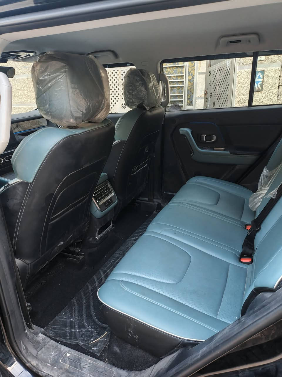 – JETOUR T1 2026  -     فئة Comfort 2.0L 8AT
•   🛣️  المسافة المقطوعة ١١٠٠٠ قابل للزياده

------------------------------------------------------------

✅ المواصفات :

• القير: 8 سرعات أوتوماتيكية 8AT
• نظام الدفع: دفع أمامي
• القوة الحصانية: 254 حصان
• العزم: 390 نيوتن.م
• استهلاك الوقود: 8.1 لتر لكل 100 كم
• كاميرات محيطية 360°
• نظام مراقبة النقطة العمياء
• حساسات اصطفاف كاملة
• نظام المراعي للوقوف الأوتوماتيكي (Autohold)
• نظام التحكم بنزول المنحدرات
• نظام مساعد لصعود المرتفعات
• نظام مكابح مانعة للانغلاق ABS
• نظام التحكم بالثبات ESC
• وسائد هوائية أمامية وجانبية
• رنجات ألمنيوم قياس 19 إنش
• شاشة وسطية قياس 12.8 إنش
• شاشة عدادات رقمية قياس 10.25 إنش
• دعم أبل كاربلاي وأندرويد أوتو
• مثبت سرعة
• مقصورة جلد فاخر
• المقاعد الأمامية كهربائية
• تهوية  للمقاعد الأمامية
• الإضاءة الأمامية والخلفية LED
• صندوق كهربائي بلمسة
• شاحن هاتف لاسلكي
• وضعيات قيادة متعددة
• نظام الدخول الذكي (بصمة)
• مسند يد (كونسول) أمامي
• فلتر تنقية هواء N95
• نظام مراقبة ضغط الإطارات
•السيارة بعدها ممرقمة
🛠️ الضمان

• الضمان الأساسي: 6 سنوات + عداد كم مفتوح
• ضمان المحرك: 10 سنوات أو 1,000,000 كم
سعر 33500 مليون وبيها مجال
الاستفسار ***********
