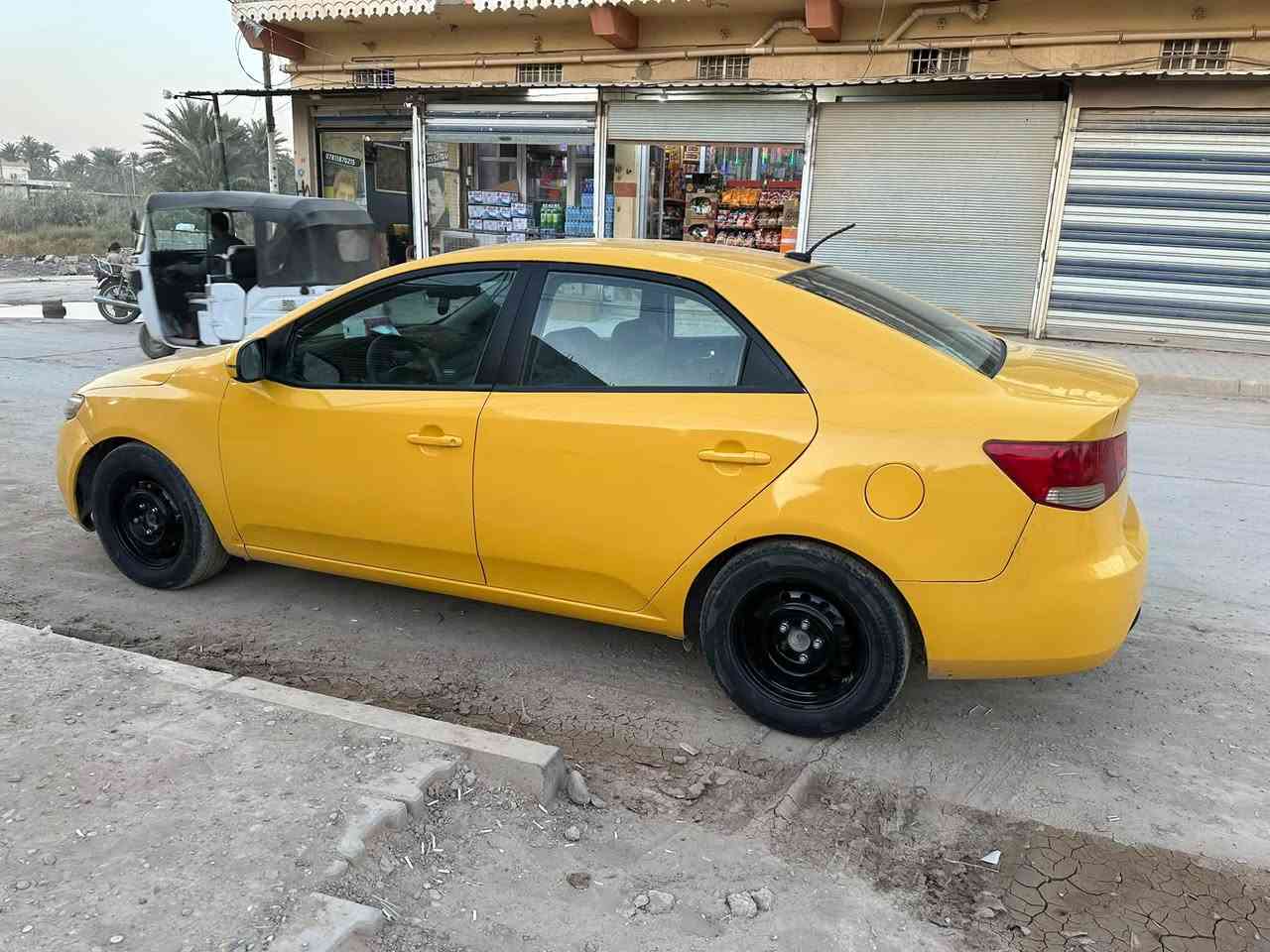 السلام عليكم كيه فورتي موديل 2013السياره خير من الله كير مكينه تخم تاير تبريد كلها جاهزه رقم بغداد باسمي ضربتها بلجاملغ الخلفي خلف السايق وقبغ الجنطه مبدل للاستفسار 
الاتصال عله الرقم ***********
