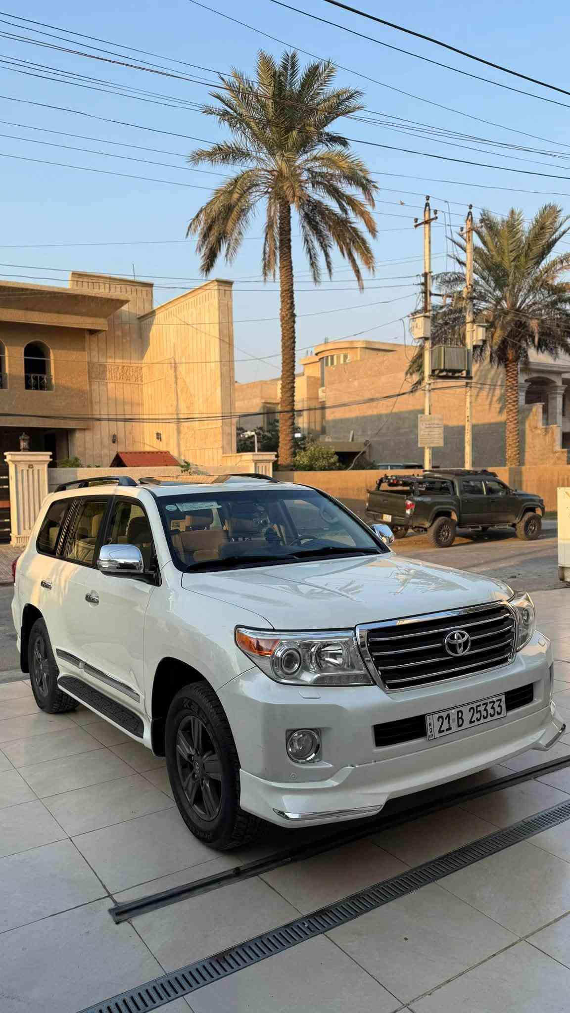 2015 Toyota Landcruiser
سلام عليكم

لاندكروز 2015 جيهان اول مالك 
GXR v6
مكينة 6 سلندر
رقم سليمانية باسمي
ماشية 137 الف حقيقي

سبير وعدة مال شركة 
على ايد وحدة من هيه زيرو 
مكينة كير حداديه تخم تاير باتري كهربائيات كلهن جدد 
كفاله من الصبغ والتبديل 

بيها بارد جوه قبغ البانزين

المواصفات:-
سلايد فتحة
ثلاجة 
كشنات كهربائي ثلاث دكم
شاشة + كامرة + حساس امامي خلفي  
تحكمات ستيرن 
مري شفط
8 ايرباك 

نظام فور ويل 
تشغيل عن بعد 
تشغيل بصمة وابواب وجنطة
وباقي من المواصفات معروفة

السعر 378 بيها مجال 
مكانه السيديه 
رقمي ***********
