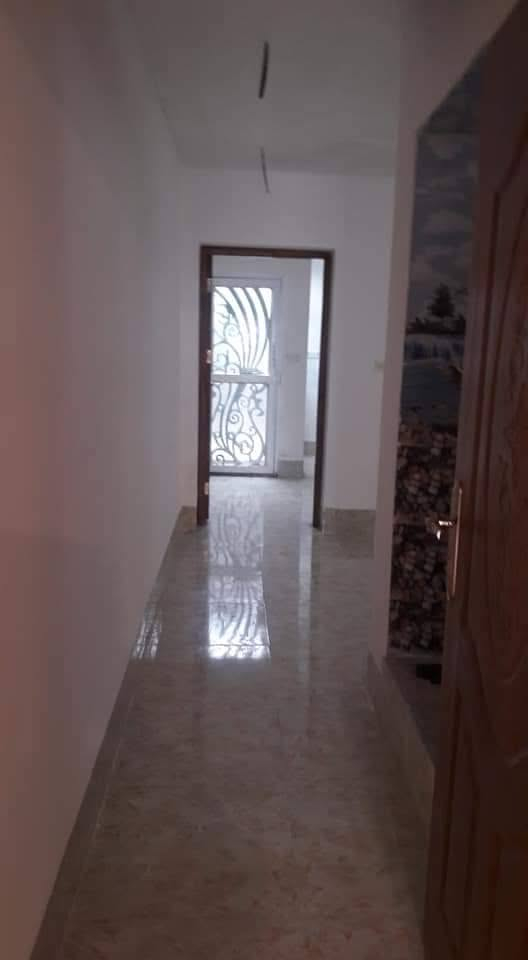 شقه طابق ثاني درج معزله وحدها بالطابق بالاعظميه راغبه خاتون شارع مسجد جلال مساحتها ٩٠م٢ بيها غرفتين نوم وصاله جبيره ومطبخ وحمام ومنور وبلكونه السعر ١٧٠ مليون وبيها مجال بسيط للجادين الاتصال *********** بدون دلاليه
