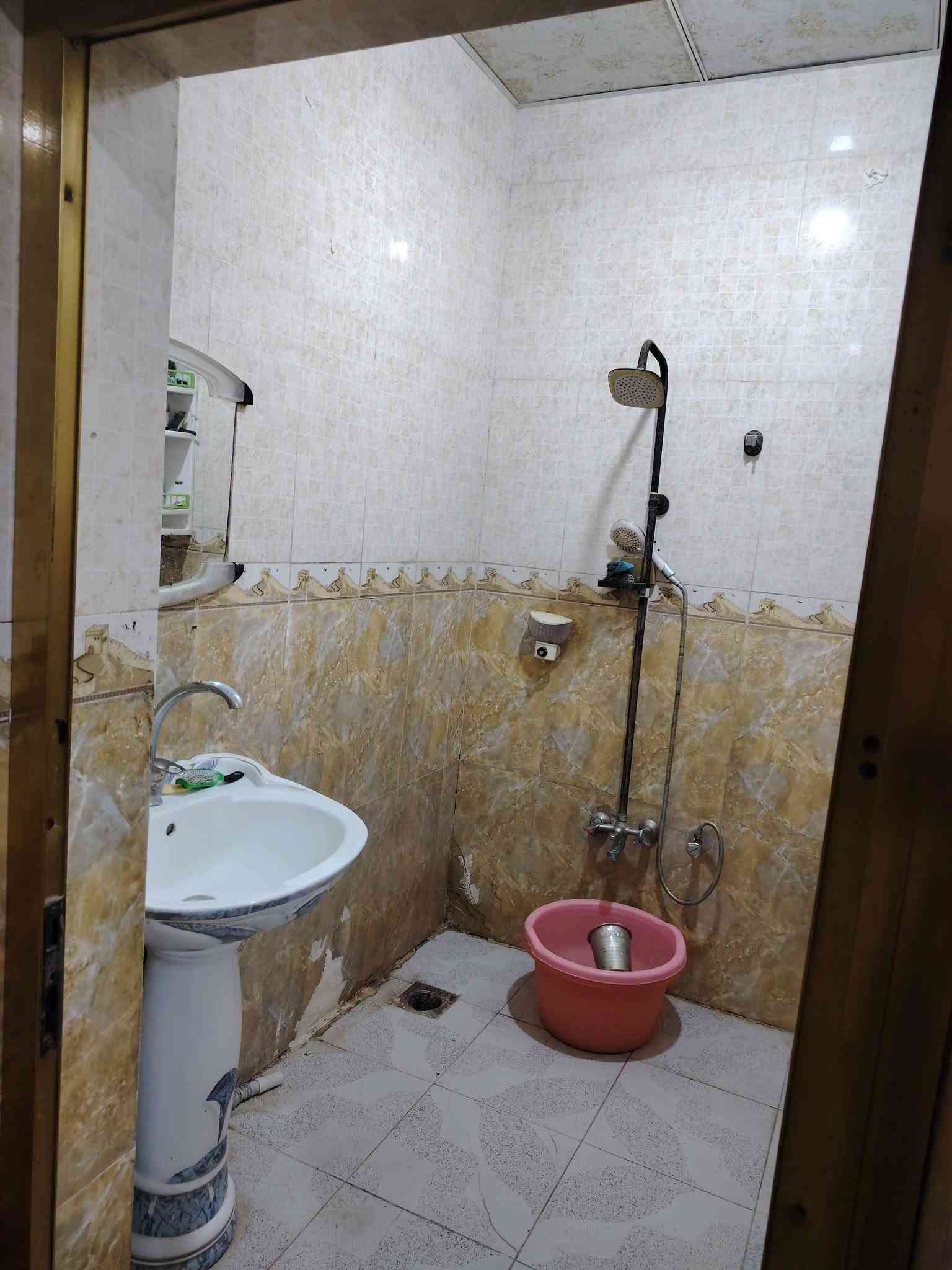 .
السلام عليكم عندي بيت درجه اوله بناء و موقع مساحه 110 طابقين موقعه كلش حلو تكدر تجي من شارع سالم او من الجمهوري او من حي الوحده هوه بنص صاير يتڪون من كراج جبير وصحيات داخليه وخارجيه وبراني وصالتين و غرفتين اكبار كلش ومطبخ واسع البيت متعوب عليه الارضيه مرمر كل البيت ومابي نقص اي شي كامل السعر خاص واليريد يجي يشوفه هاي صفحتي يتواصل وياي وهاذه رقمي *********** 
سعر البيت 97وبي مجال
