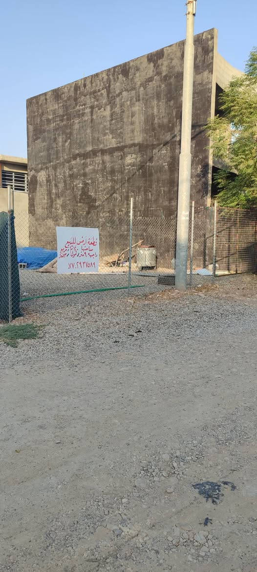 قطعه ارض مربع للبيع في مجمع حازم شكرجي طوله فروش كورنيش مساحته 120 متر الواجهه 9 امتار  طول 13/رقم الهاتف ***********
